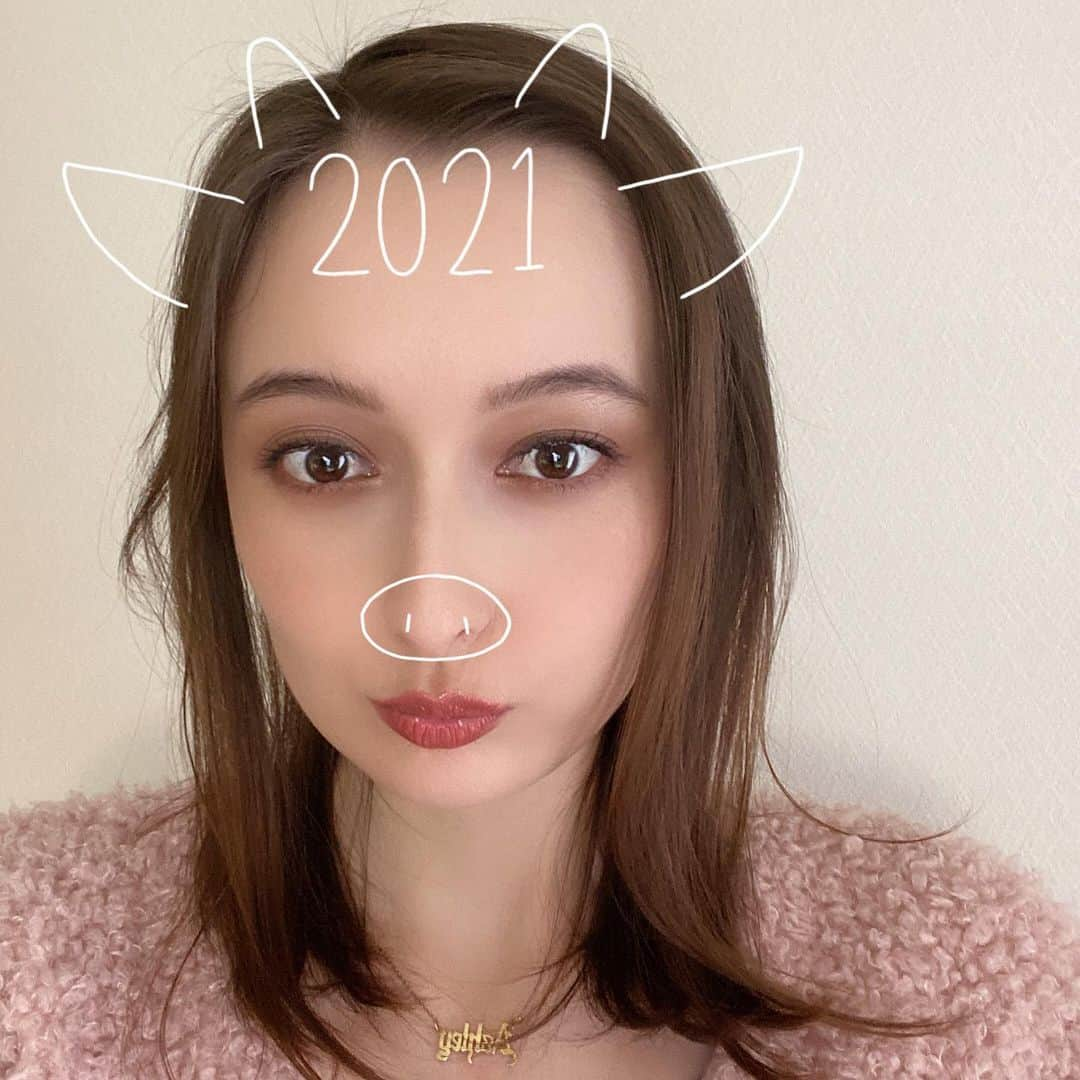 アシュリーさんのインスタグラム写真 - (アシュリーInstagram)「Happy New Year 2021🎍🎉 丑年の年女です🐮🤍 今年もよろしくお願いたします。 皆様にとって素敵な年となりますように♪ #2021 #丑年 #年女」1月1日 16時57分 - kutycat