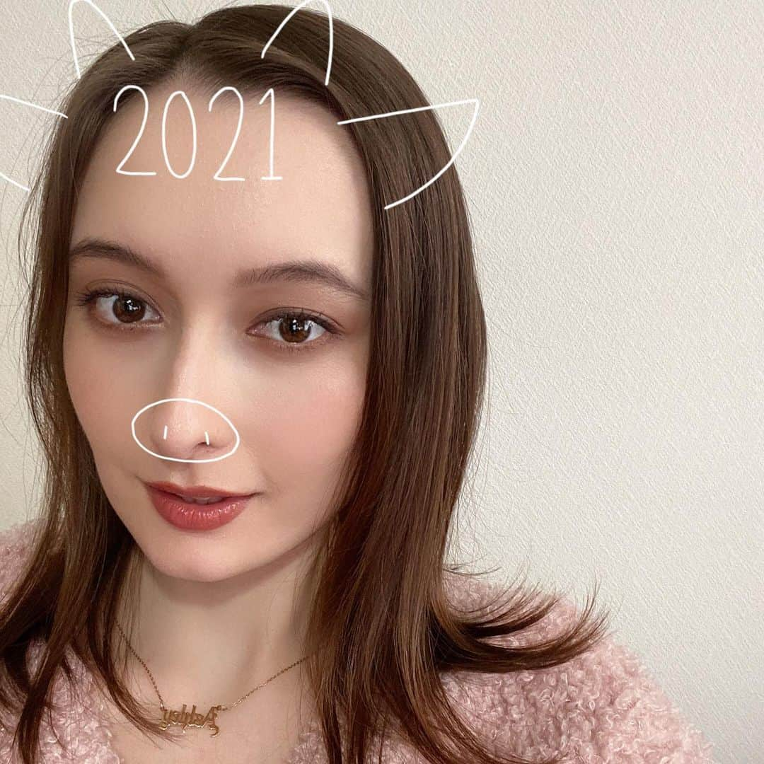 アシュリーさんのインスタグラム写真 - (アシュリーInstagram)「Happy New Year 2021🎍🎉 丑年の年女です🐮🤍 今年もよろしくお願いたします。 皆様にとって素敵な年となりますように♪ #2021 #丑年 #年女」1月1日 16時57分 - kutycat