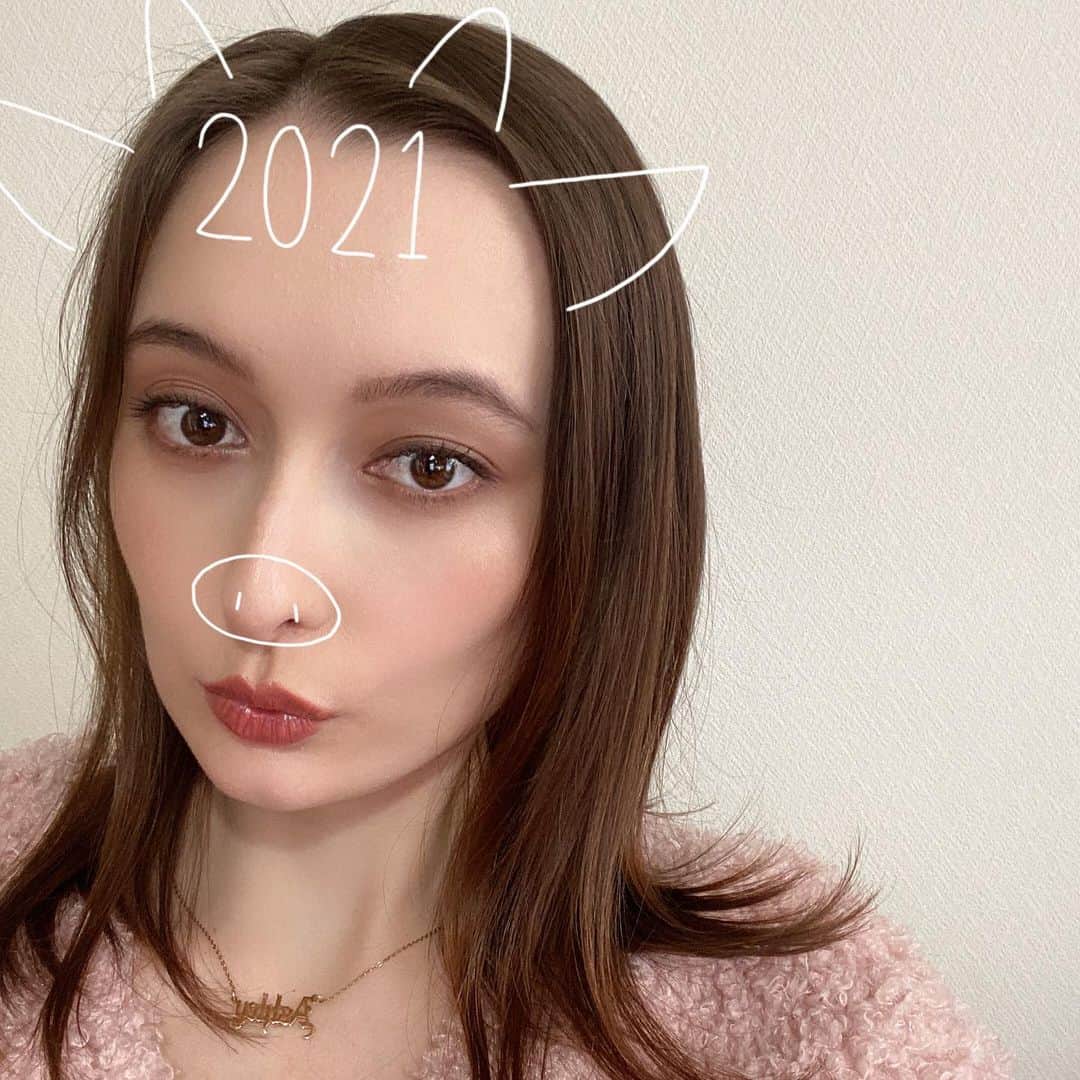 アシュリーさんのインスタグラム写真 - (アシュリーInstagram)「Happy New Year 2021🎍🎉 丑年の年女です🐮🤍 今年もよろしくお願いたします。 皆様にとって素敵な年となりますように♪ #2021 #丑年 #年女」1月1日 16時57分 - kutycat