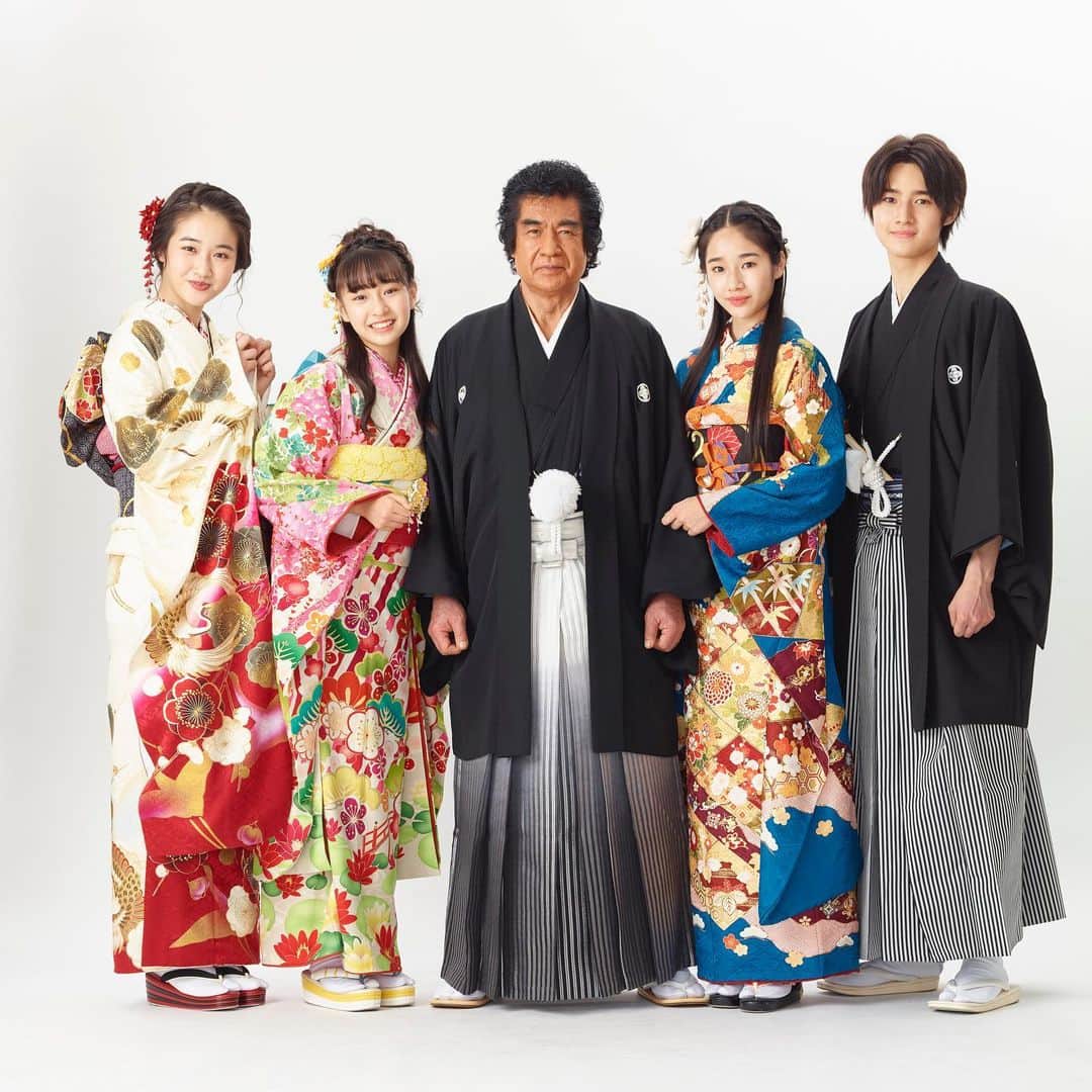 藤岡弘、さんのインスタグラム写真 - (藤岡弘、Instagram)「⭐︎⭐︎  新年、明けまして おめでとうございます。 今年もよろしくお願いします🎍  闇が深ければ深まるほど 光が見えてくる 神国・日本の誇りを取り戻し、 雄々しく危機と乱に備え、 試練に立ち向かう 伝統文化の継承こそ　 日本の生命 子孫の為、何をゆだね、 託し、残すか・・  合掌、  藤岡弘、  〜〜〜〜〜〜〜  藤岡弘、さんの インタビュー記事が 新聞各紙のお正月特集に、 掲載予定です✨ ぜひチェックしてください♪  #藤岡弘、#天翔愛 #藤岡真威人 #天翔天音 #藤岡舞衣 #HiroshiFujioka #AiTensho #MaitoFujioka #AmaneTensho #MaiFujioka #happynewyear #family#家族#伝統#tradition#greeting #actor#SAGaftra #新年 #あけましておめでとうございます #今年もよろしくお願いします #藤岡ファミリー #着物 #love#japanese」1月1日 17時08分 - hiroshi_fujioka_official