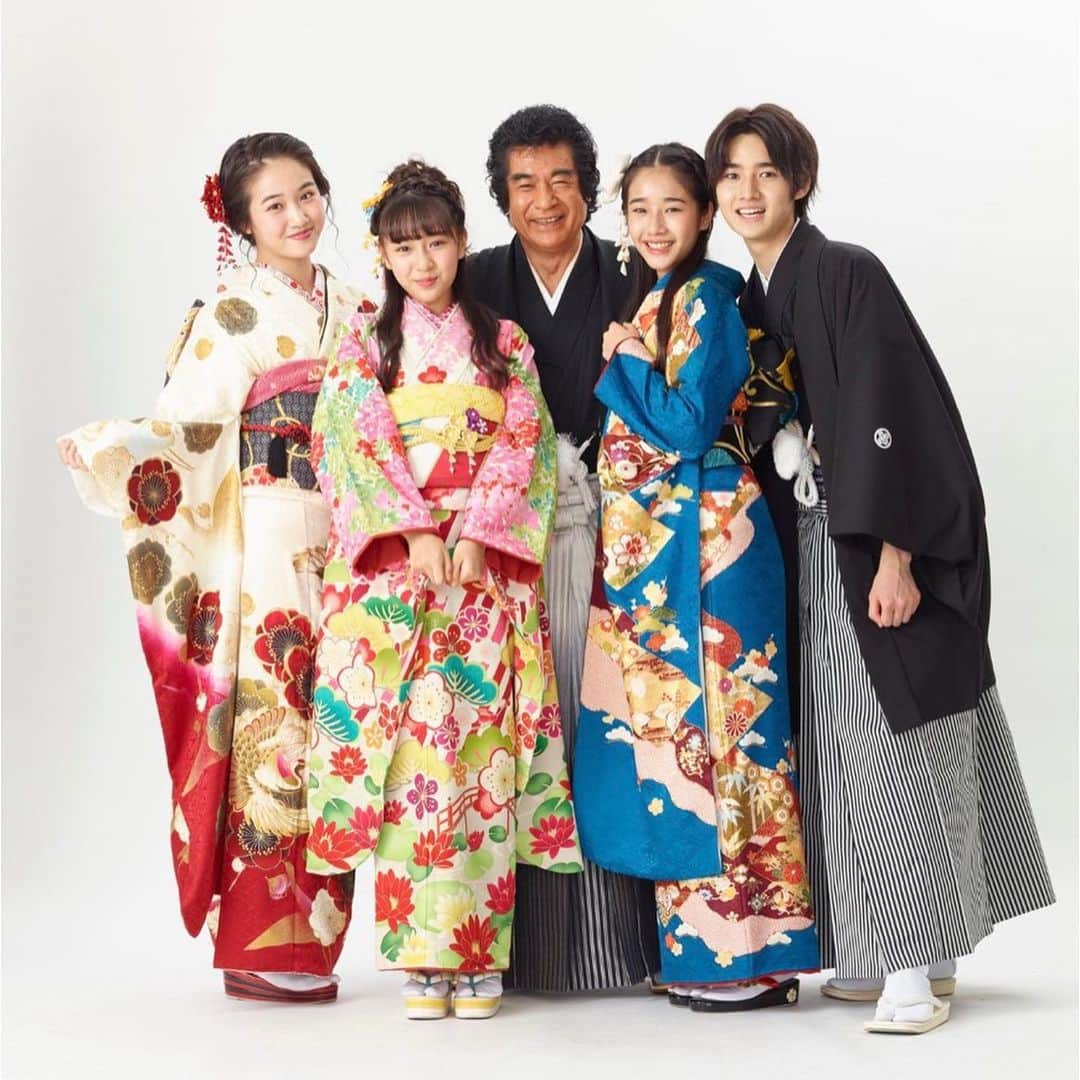藤岡弘、さんのインスタグラム写真 - (藤岡弘、Instagram)「⭐︎⭐︎  新年、明けまして おめでとうございます。 今年もよろしくお願いします🎍  闇が深ければ深まるほど 光が見えてくる 神国・日本の誇りを取り戻し、 雄々しく危機と乱に備え、 試練に立ち向かう 伝統文化の継承こそ　 日本の生命 子孫の為、何をゆだね、 託し、残すか・・  合掌、  藤岡弘、  〜〜〜〜〜〜〜  藤岡弘、さんの インタビュー記事が 新聞各紙のお正月特集に、 掲載予定です✨ ぜひチェックしてください♪  #藤岡弘、#天翔愛 #藤岡真威人 #天翔天音 #藤岡舞衣 #HiroshiFujioka #AiTensho #MaitoFujioka #AmaneTensho #MaiFujioka #happynewyear #family#家族#伝統#tradition#greeting #actor#SAGaftra #新年 #あけましておめでとうございます #今年もよろしくお願いします #藤岡ファミリー #着物 #love#japanese」1月1日 17時08分 - hiroshi_fujioka_official