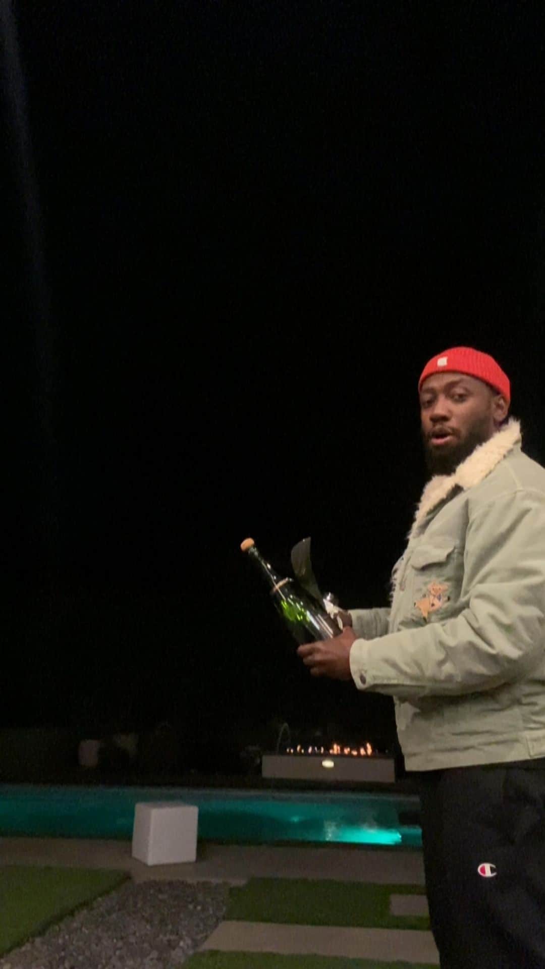 ラモーネ・モリスのインスタグラム：「This is what a solo New Years looks like!!! Please be safe y’all. This year has brought too much BS. Be cautious and have fun!!! Enjoy. You deserve it.」
