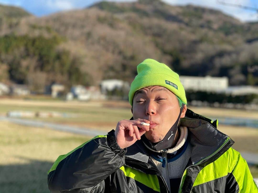 相馬トランジスタのインスタグラム：「あけましておめでとうございます⛩ 皆さんにとっていい1年になりますように…  今年も相馬トランジスタとへきほーとオミとネクステと仲間家と…もうみんなよろしくお願いします🙇‍♂️  #初タバコ #山のタバコ美味しい #オミの悪意あるショット」