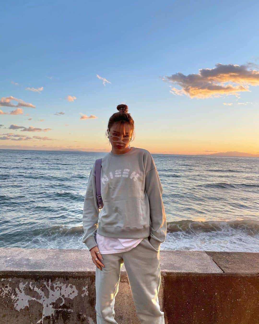 SARAのインスタグラム：「🌅A Happy New Year🌅 w/ my fav items set up&bag: @nieeh_official  eyewear: @simmp.official   #hello2021」