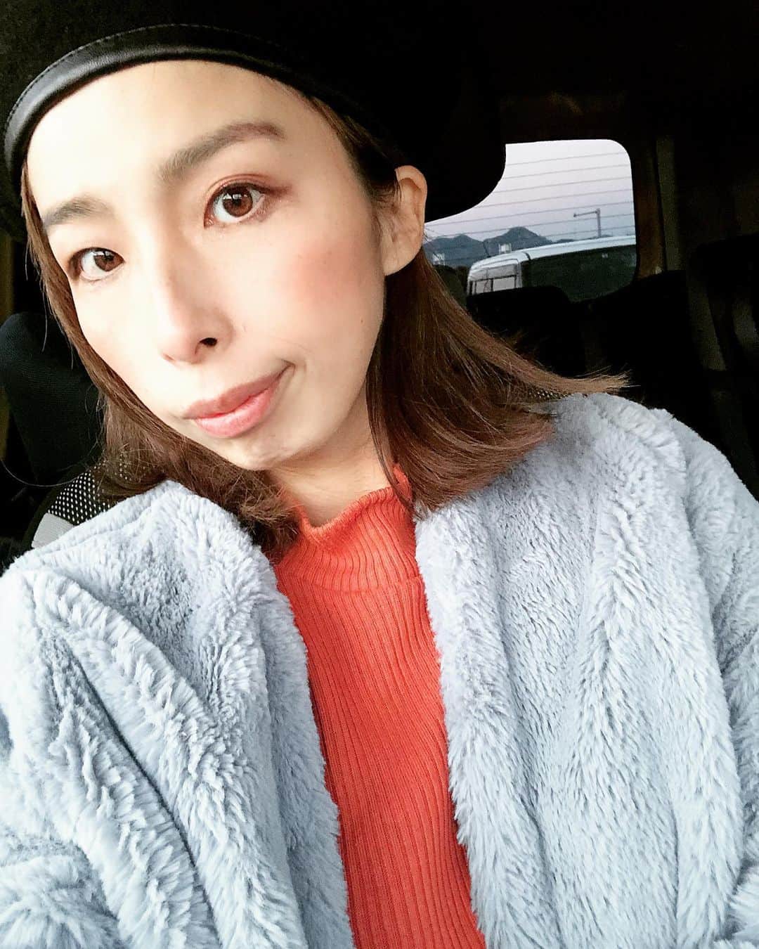 山口リサのインスタグラム：「《○○時代》2021年あけましておめでとう御座います✨✨✨元旦から有難いことにラジオでスタートします❣️☺️🤝  風の時代に突入したと言われていますが、今日は本当に風が強い。追い風に変えて、みんなが望む時代に飛んでいけそう🕊  そんな今月のマンスリーメッセージテーマは《○○時代》 これからどんな時代にしたい？ タイムマシンがあったら何時代に行ってみたい？  色んなメッセージお待ちしてます❣️🧡👍😍😍😍  毎週金曜日19時から❣️ 今年もK-mix聴いてね🙏✨😆👌  本年もどうぞよろしくお願いします🧡」