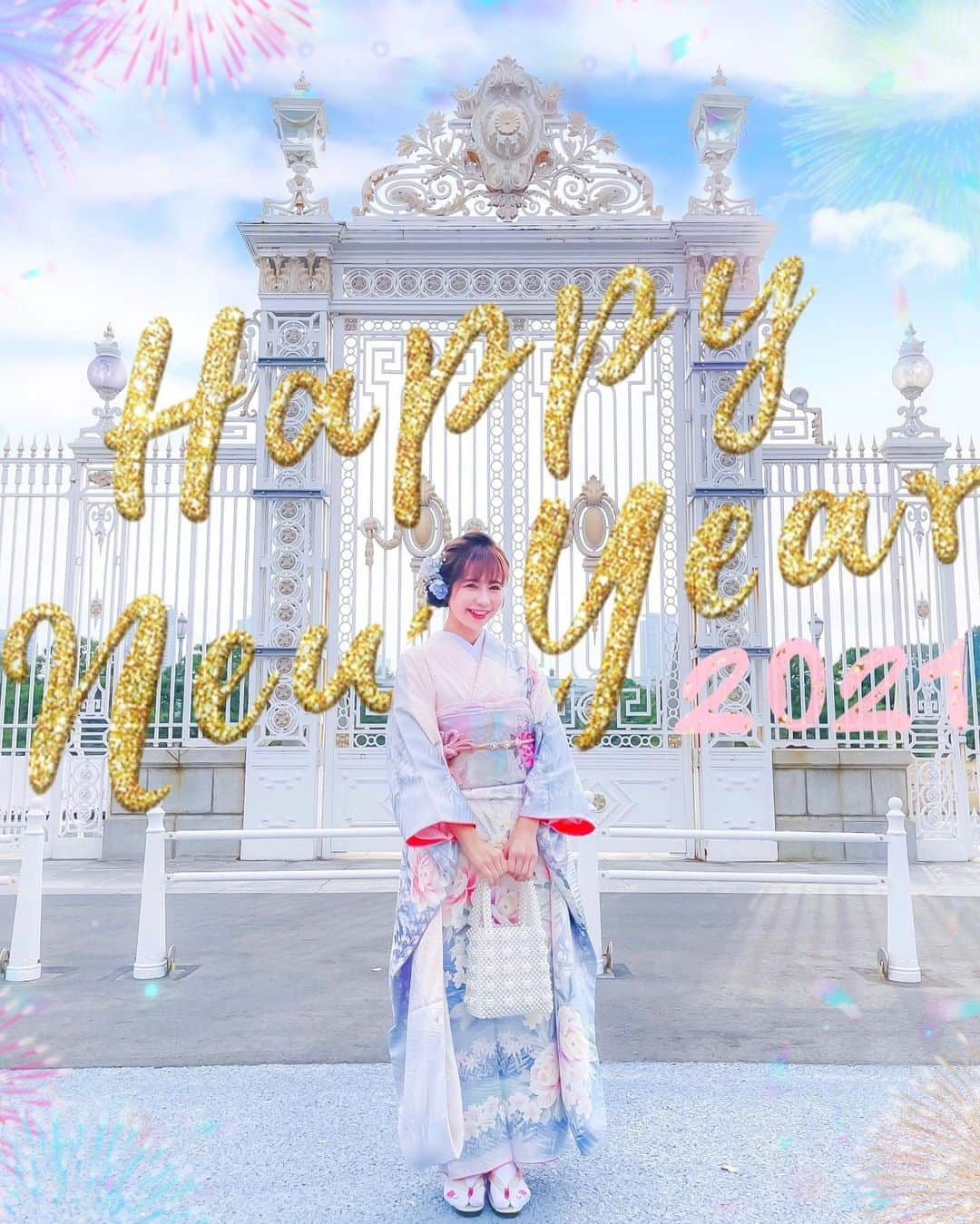 tomomi ❤︎ よしはしともみ ❤︎さんのインスタグラム写真 - (tomomi ❤︎ よしはしともみ ❤︎Instagram)「. . 💗🎍HAPPY NEW YEAR🎍💗 . . 毎年恒例の振袖を着てから迎える新年👘 今年も年賀状風にしてみた♡ 私的には少し大人めシンプルにした振袖です。笑 . 今回も @asakusa_sawadaya さんで 振袖着せてもらってヘアアレンジもしてもらったよ✨ 毎年ありがとうございます💘 . . この日はいさこにもしおにも会えてHAPPYDAY👱🏻‍♀️🎉 . . 2021年もたっっつくさんよろしくお願いします！ みんなは素敵なお正月過ごせてるかなぁー？💕 . . #happynewyear #happynewyear2021 #kimono #hurisode #geihinkan #asakusa #kimono #迎賓館 #迎賓館赤坂離宮 #着物 #振袖 #振袖ヘアアレンジ #年賀状 #ハッピーニューイヤー2021 #2021 #浅草 #浅草着物レンタル #着物レンタル #振袖レンタル #着物ヘア #浅草寺 #赤坂 #新年会 #新年明けましておめでとうございます #フォトジェニック #赤坂離宮 #赤坂離宮迎賓館」1月1日 17時03分 - tomomi_yoshihashi