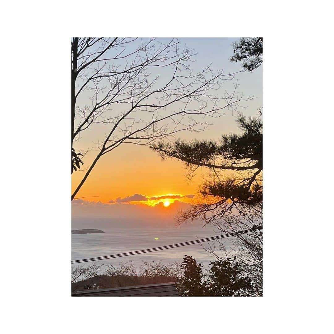 神田うのさんのインスタグラム写真 - (神田うのInstagram)「新年おめでとうございます☺️🎍 まずは昼夜問わず最前線で戦って下さっている医療従事者の方々💕に心から敬意を表します。 今年は昨年から続くこの闇を通り抜け、安堵と希望の光✨が差し込んでくれると信じたいです✨ そして皆様💕のご健勝とご多幸をお祈り申し上げます☺️ 今年もどうぞ宜しくお願い致します❤️  神田うの  2.3枚目のお写真は友人💕が送ってくれた今年は龍🐉が渡っている初日の出です✨ 皆様💕にもシェア致します❤️  #2021#新年おめでとうございます#明けましておめでとうございます #今年も宜しくお願いします#神田うの#unokanda」1月1日 17時07分 - unokandaofficial