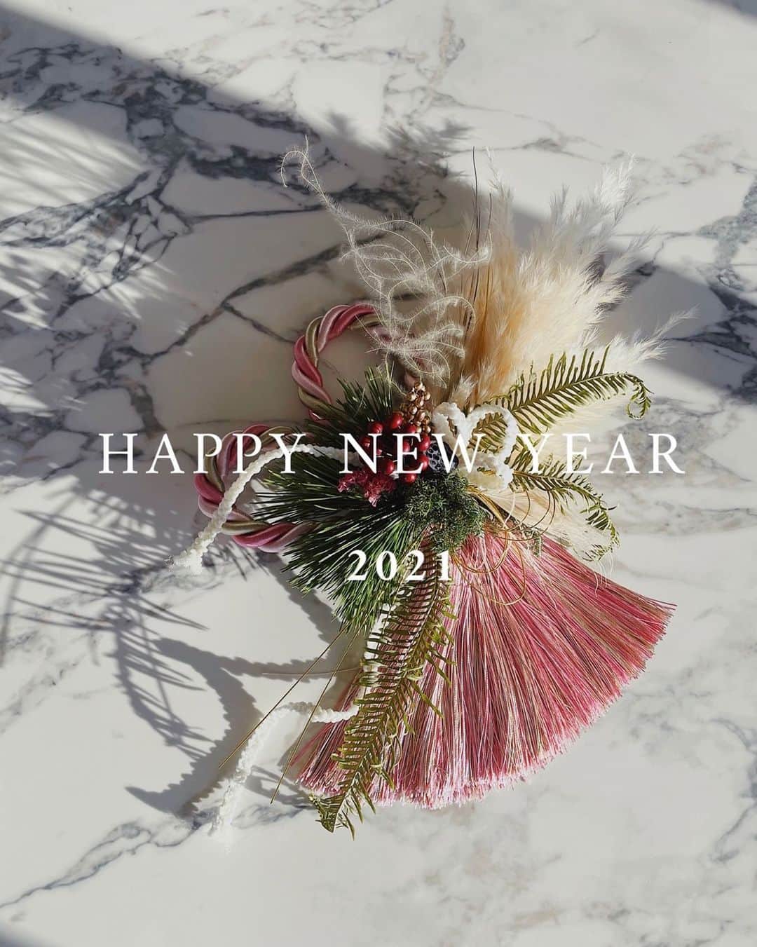 桃華絵里さんのインスタグラム写真 - (桃華絵里Instagram)「あけましておめでとうございます✨  2021年が皆様にとって 優しさ溢れる 心穏やかな1年となりますように🤍  本年も どうぞ宜しくお願い申し上げます☺︎  #新年 #2021  #happynewyear」1月1日 17時10分 - _momoka828_
