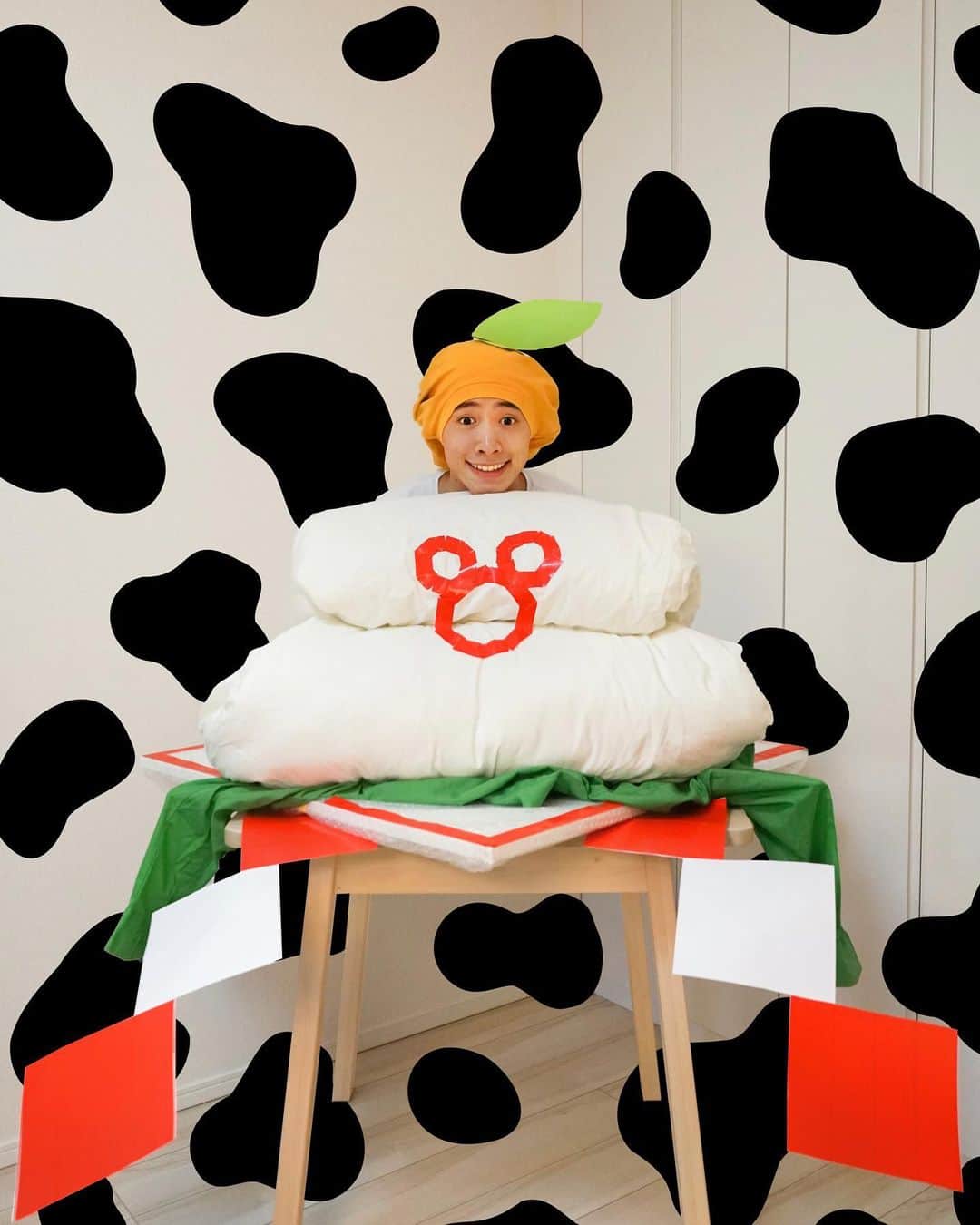 三永武明のインスタグラム：「2🐮0🐮2🐮1 #happynewyear #あけましておめでとうございます #あけおめ #新年 #新春 #お正月 #鏡餅 🍊🐄 今年も宜しくお願いします！」