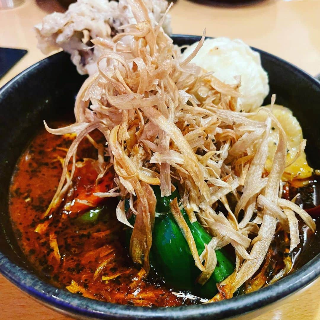 やまだひさしさんのインスタグラム写真 - (やまだひさしInstagram)「新年2食目はスープカレー 空いてて良かった！ 両親も食べる食べる。。 胃袋年齢30代じゃないだろかw さて東京戻りますかね。 寒かったけど楽しかったわ札幌。また来るね。 #やまだひさし　#ラジオ　#DJ #ラジアン　#今日は　#グルメスペシャル」1月1日 17時15分 - yamadamic