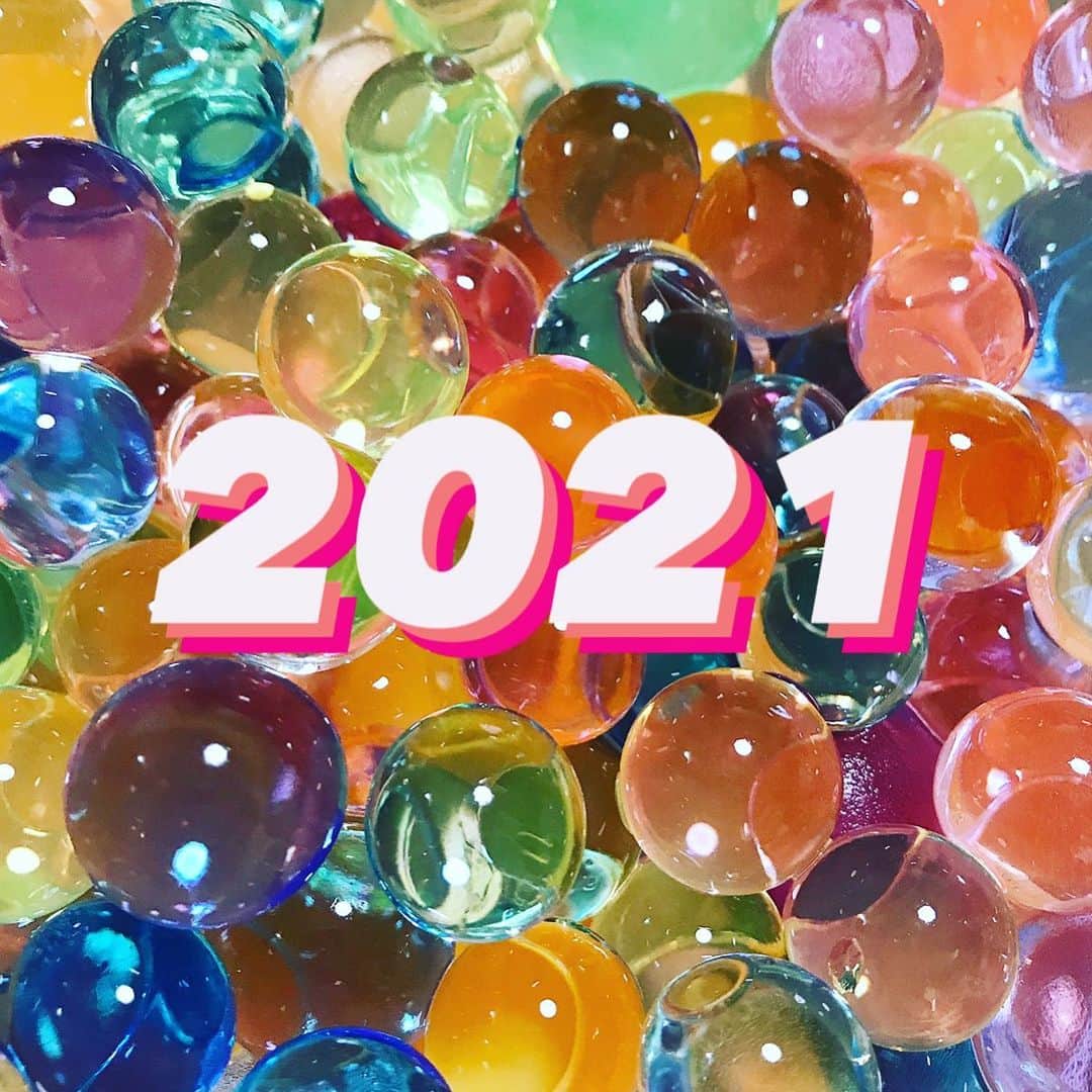 のインスタグラム：「明けましておめでとうございます✨  2021年、写真のように色んな思いをキラキラに変えて増やしていけたらなぁと思っています！皆様が健康で、沢山の絆を感じられる1年になりますように。  今年もどうぞ宜しくお願い致します！！  Happy new year!! Wishing everyone for a special year!!:) #2021」