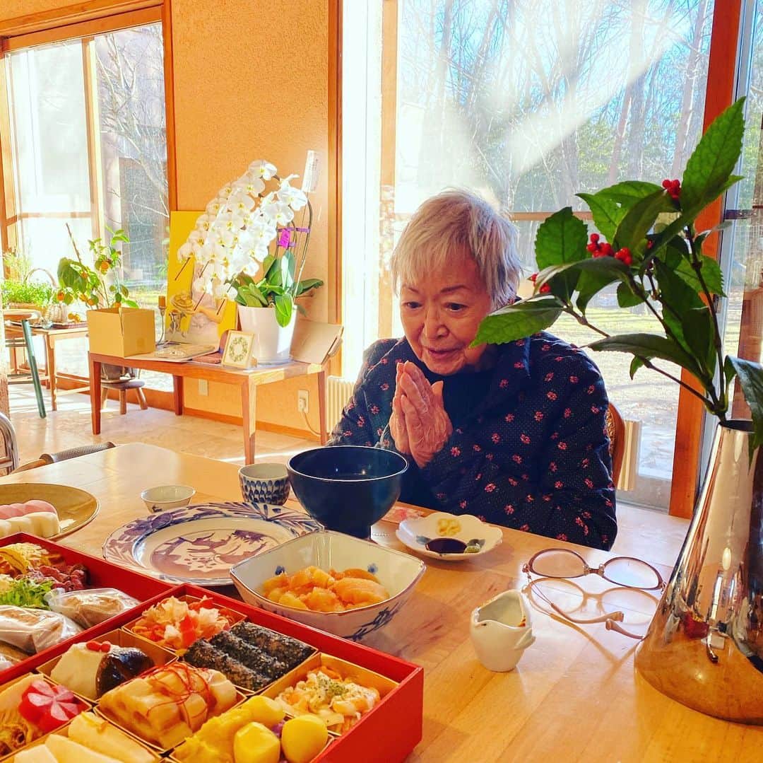 岡田美里さんのインスタグラム写真 - (岡田美里Instagram)「今年は初めてお取り寄せお節…。  山梨市の「おもてなし薬膳せっちゃんごはん」さんの厳選素材、薬膳食材、山梨県特産の保存料一切なしのおせち料理でした。  お雑煮だけ一番出汁をひいて作りましたが、つきたてのお餅のお裾分けを @kinoko_o.oniyome からいただいたり…。 こちらの皆様にまたお世話になるはずの2021年の幕開けは快晴で母もこの通り。  2枚目のpic.はクック🐕との関係が垣間見れる一枚😂笑  #今年も宜しくお願いします」1月1日 17時25分 - millieokada