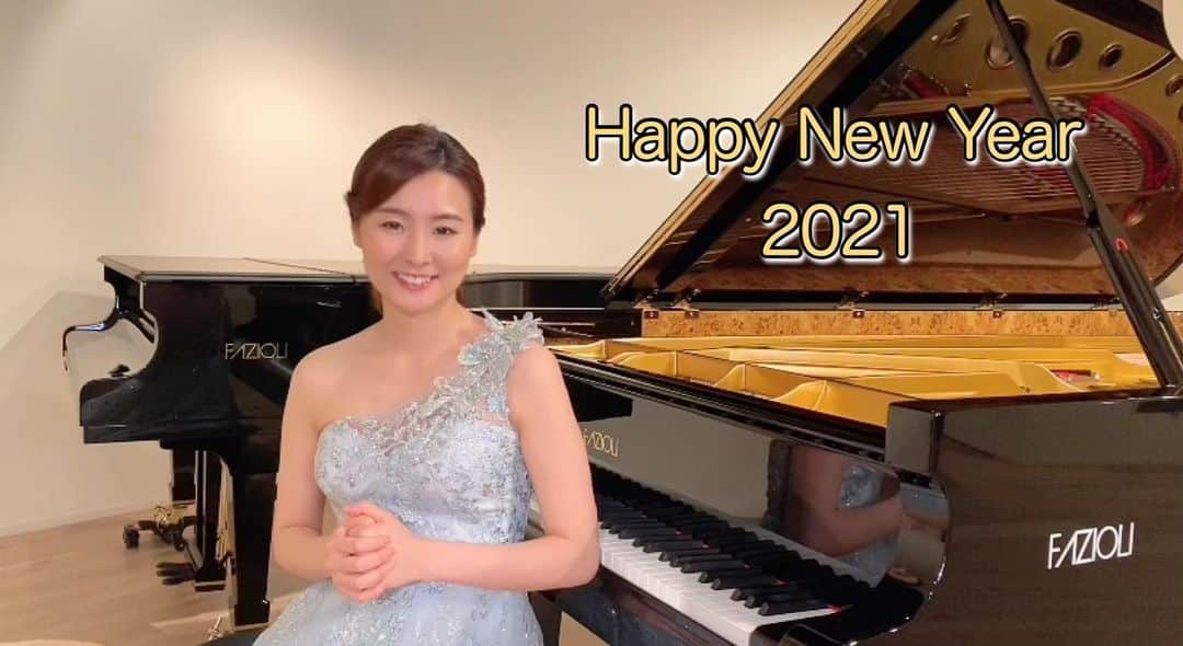 森本麻衣のインスタグラム：「明けましておめでとうございます⛩✨ . 2020年は多くの方に支えて頂きました。 感謝でいっぱいです。 本当にありがとうございました🙏✨ . 2021年、 安全で平和な世界に 心から願いを込めながら 今自分にできることを コツコツと努力していきたいと思います😌 . 皆様にとって この一年も 素晴らしい時となりますように❣️ . . . #森本麻衣#maimorimoto #piano#pianist#dress #2021#happynewyear  #これからもよろしくお願いします #🎹#👗#🎵」