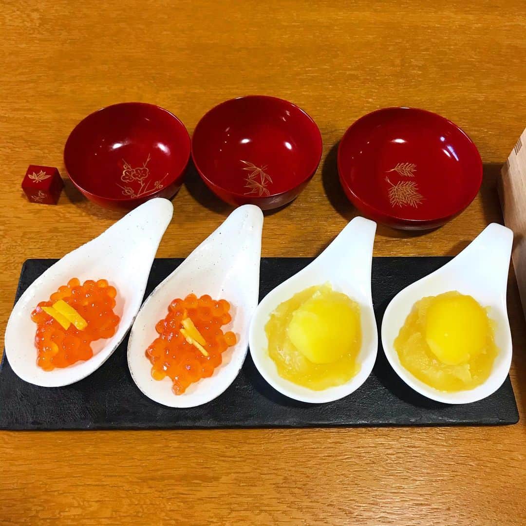 福田葉子さんのインスタグラム写真 - (福田葉子Instagram)「今年はコロナ禍で義母がが来られず夫婦二人のお正月と相成りました。 二人だとおせち作りにいまいち気合いが入らなくて。去年は揚げ物までしたというのに。富山の飾り蒲鉾を取り寄せたら思ったより大きくてびっくり。さあ飲んで食べてダラダラしましょ〜。 #おせち　#おせち料理 #おせち作り #お正月　#2021 #osechi #happynewyear」1月1日 17時19分 - yoyoyokoko