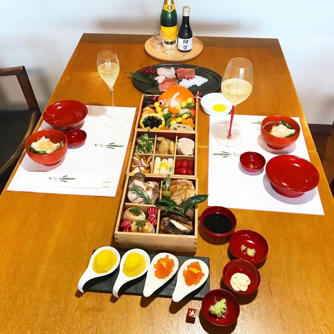 のインスタグラム：「今年はコロナ禍で義母がが来られず夫婦二人のお正月と相成りました。 二人だとおせち作りにいまいち気合いが入らなくて。去年は揚げ物までしたというのに。富山の飾り蒲鉾を取り寄せたら思ったより大きくてびっくり。さあ飲んで食べてダラダラしましょ〜。 #おせち　#おせち料理 #おせち作り #お正月　#2021 #osechi #happynewyear」