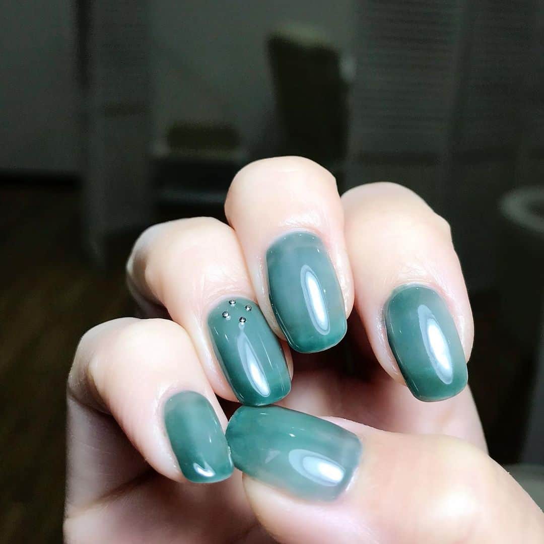 なかやまちえこのインスタグラム：「マイネイル右手💅⠀ ⠀ 1/23発売のPREGEL MUSEの新色モードシリーズから、「モードティール」を使いました。⠀ （インスタライブ使用商材は画像をスライドしてくださいね☺️）⠀ ⠀ PREGEL・Betty gel・きまぐれキャット・PREANFA・PREXY商品は、ネイリストの方は↓ ⠀ プリモール @nail_premall ⠀ http://gelnailshop.com/ ⠀ ⠀ キャンディポケット @candypocket_official ⠀ http://www.beautysupport.jp/sm/script_main/shoptop.php ⠀ ⠀ セルフの方は↓ ⠀ ジョイアート @joyartofficial ⠀ http://joyart.biz/ ⠀ ⠀ にて購入頂けます☺️⠀⠀  @pregelofficial @bettygel_official ⠀ #nail #nails #nailart #ネイル #美甲 #ネイルアート  #japanesenailart #manucure #japanesenails #manicurist #gelnails #أظافر #네일아트 #미용 #vẽmóng #ワンカラーネイル」