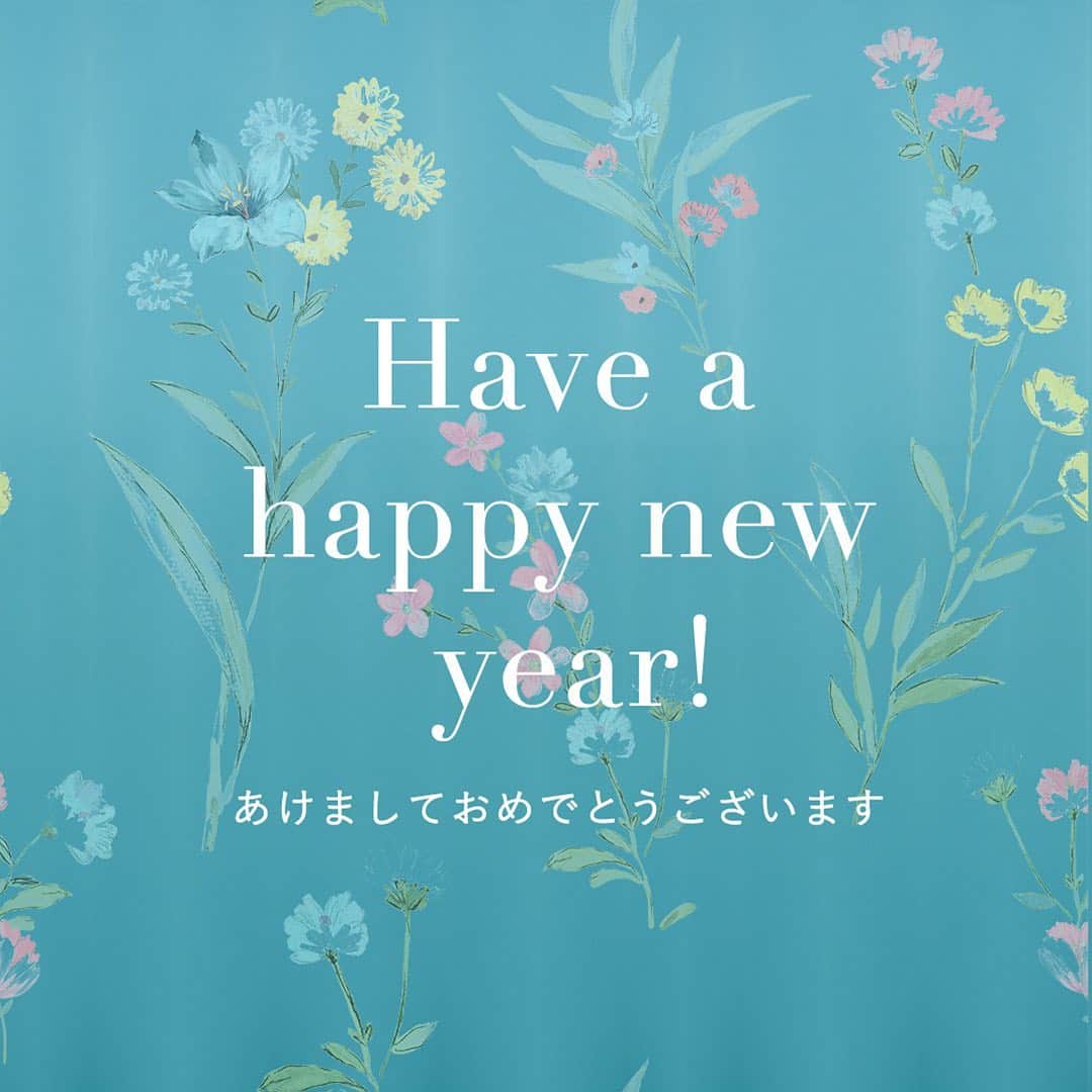 Photopla+（ フォトプラ ）のインスタグラム：「.﻿ 新年あけましておめでとうございます✳︎*﻿ ﻿ 昨年もお世話になりました。﻿ たくさんの新郎新婦さまと出会い、﻿ 今しか残せない時間を形にする﻿ お手伝いをさせていただきました😳✨﻿ ﻿ 今年もおふたりらしさが溢れる﻿ 特別な1日のお手伝いさせていただければと思いますので﻿ 2021年もどうぞよろしくお願い致します✳︎﻿ ﻿ .﻿ ＞＞＞﻿ 『写真だけは残したい』方へ＊*﻿ Webから撮影予約できます⚐﻿ @photopla_wedding﻿ .﻿ ——————————.﻿ .﻿ オシャレでイマドキな﻿ ウェディングフォト発信中♥﻿ .﻿ 『#フォトプラ花嫁』『#フォトプラ』の﻿ タグをつけて写真をUPしてみて･ﾟ｡﻿ フォトプラのIGでリグラムされるかも♪♪﻿ .﻿ #結婚式 #結婚式準備 #プレ花嫁﻿ #卒花 #前撮り #ロケフォト﻿ #日本中のプレ花嫁さんと繋がりたい﻿ #プラコレ#ウェディングニュース﻿ #ベストアニバーサリー﻿ #wedding  #2020夏婚﻿  #2020冬婚　#2020春婚﻿ #ウェディングレポ #婚約 #婚約中﻿ #ロケーションフォト﻿ #photopla #ウエディングフォト﻿ #フォトウェディング　﻿ #ハッピーニューイヤー﻿ #新年﻿ #スタジオフォト」