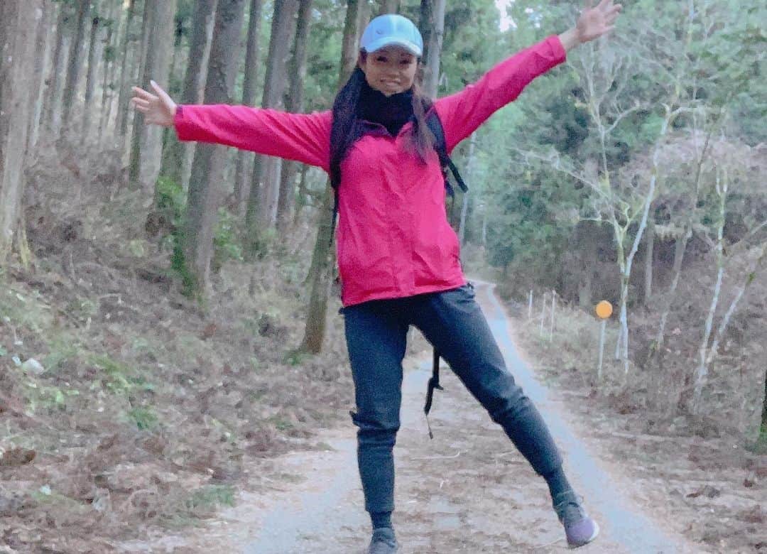 小林アナさんのインスタグラム写真 - (小林アナInstagram)「２日連続ハイキングトレーニング！ 今日は初1人ハイキング！ 39で初体験がたくさん増えました。  ふくらはぎ、太腿、尻、 きてるきてるきてる！！  #ベストボディジャパンへの道 #山トレハマる #1人楽しい」1月1日 17時24分 - genkobiribiri