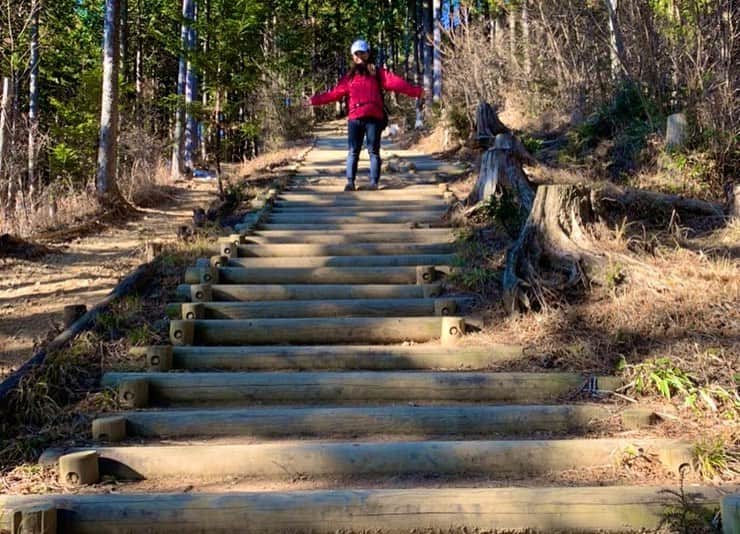 小林アナさんのインスタグラム写真 - (小林アナInstagram)「２日連続ハイキングトレーニング！ 今日は初1人ハイキング！ 39で初体験がたくさん増えました。  ふくらはぎ、太腿、尻、 きてるきてるきてる！！  #ベストボディジャパンへの道 #山トレハマる #1人楽しい」1月1日 17時24分 - genkobiribiri
