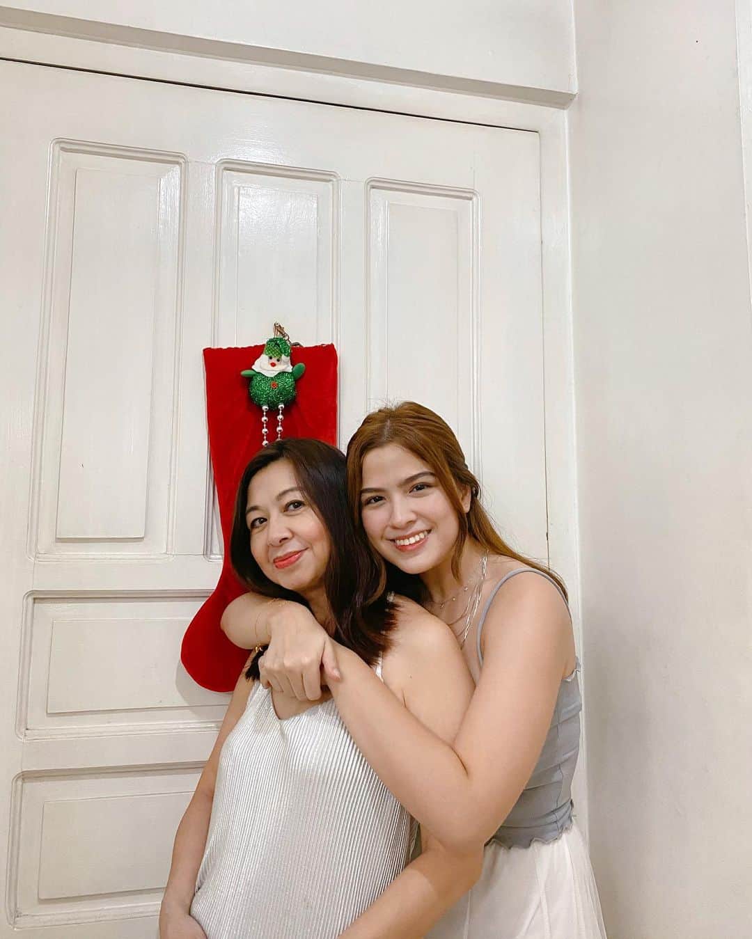 Alexa Ilacadさんのインスタグラム写真 - (Alexa IlacadInstagram)「Here’s to a fresh start 🍾 Praying for a healthy, blessed, prosperous, & happier 2021 for everyone. 🙏🏻🎇 . Special thanks to @carlitoscateringph & @butternutmnl for making our new year’s eve extra special because of their delicious food. 🥰 I’m always raving about their dishes and cakes because they truly are amazing. Happy new year!」1月1日 17時24分 - alexailacad