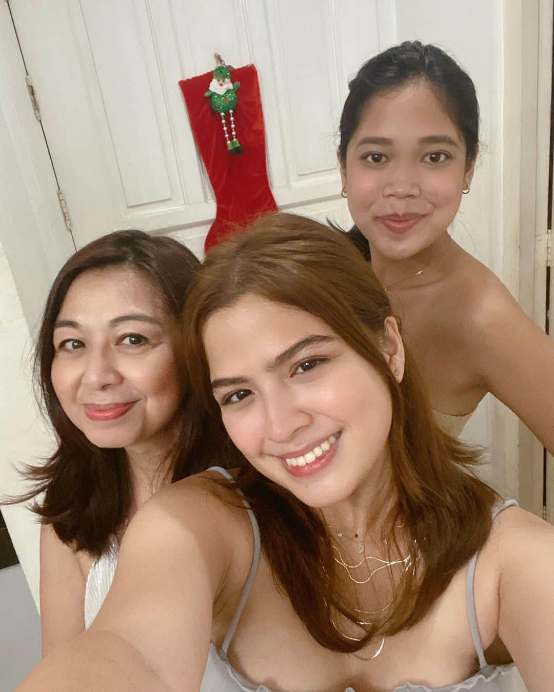Alexa Ilacadさんのインスタグラム写真 - (Alexa IlacadInstagram)「Here’s to a fresh start 🍾 Praying for a healthy, blessed, prosperous, & happier 2021 for everyone. 🙏🏻🎇 . Special thanks to @carlitoscateringph & @butternutmnl for making our new year’s eve extra special because of their delicious food. 🥰 I’m always raving about their dishes and cakes because they truly are amazing. Happy new year!」1月1日 17時24分 - alexailacad