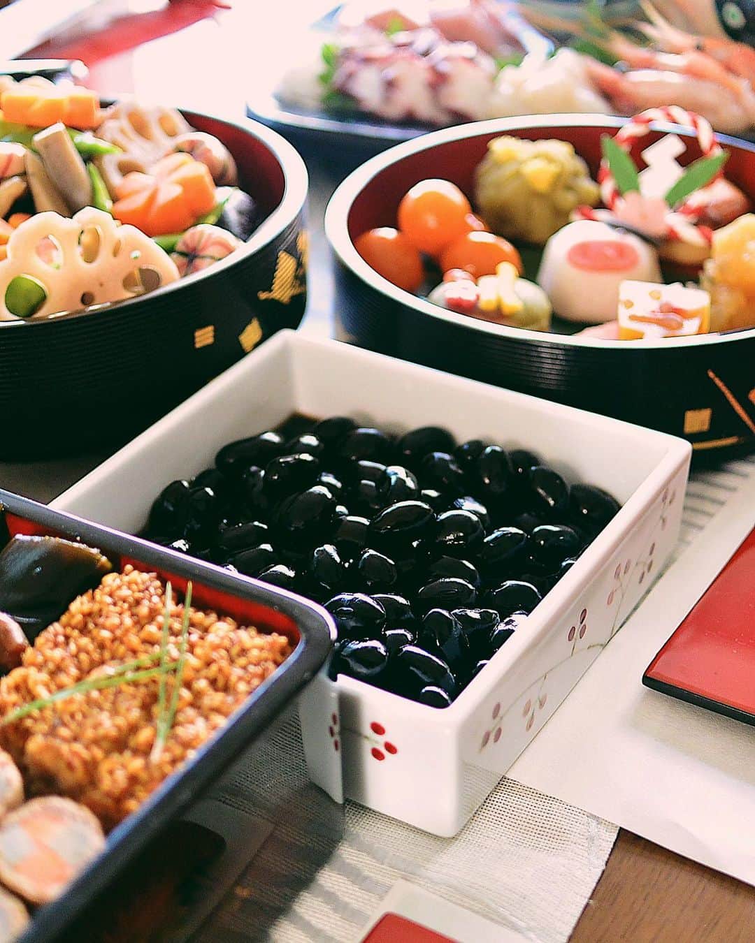 Natsuko Motoiさんのインスタグラム写真 - (Natsuko MotoiInstagram)「あけましておめでとうございます。 今年も #おばあちゃんの残したレシピ を参考にしたおせち料理。 本年もよろしくお願い致します！ . . . .  #おせち料理  #お正月 #おうちごはん #おせち #japanesefood #和食 #うつわ #IGersjp #team_jp_  #foodie #foodstagram #comfortfood #gloobyfood #thefeedfeed  #暮らし #onmytable  #vscocam #vscofood #vscofashionfood  #キナリノ #food52  #おうちごはんlover #おうちカフェ  #フーディーテーブル #wp_deli_japan」1月1日 17時24分 - natsu_motoi