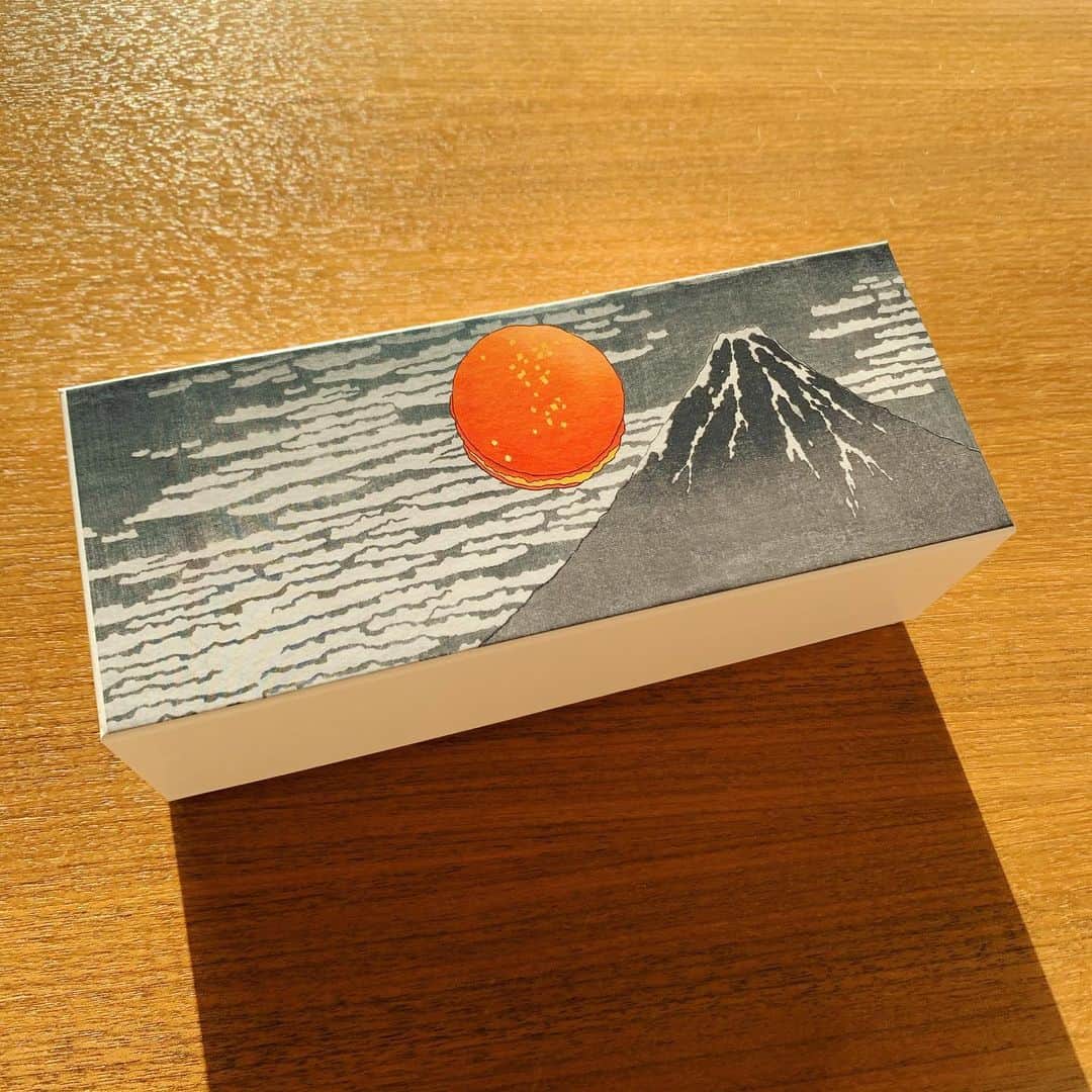 森なな子のインスタグラム：「お正月っぽいもの？実はマカロン。 #マカロン #macaron #ピエールエルメ丸の内 #pierreherme」