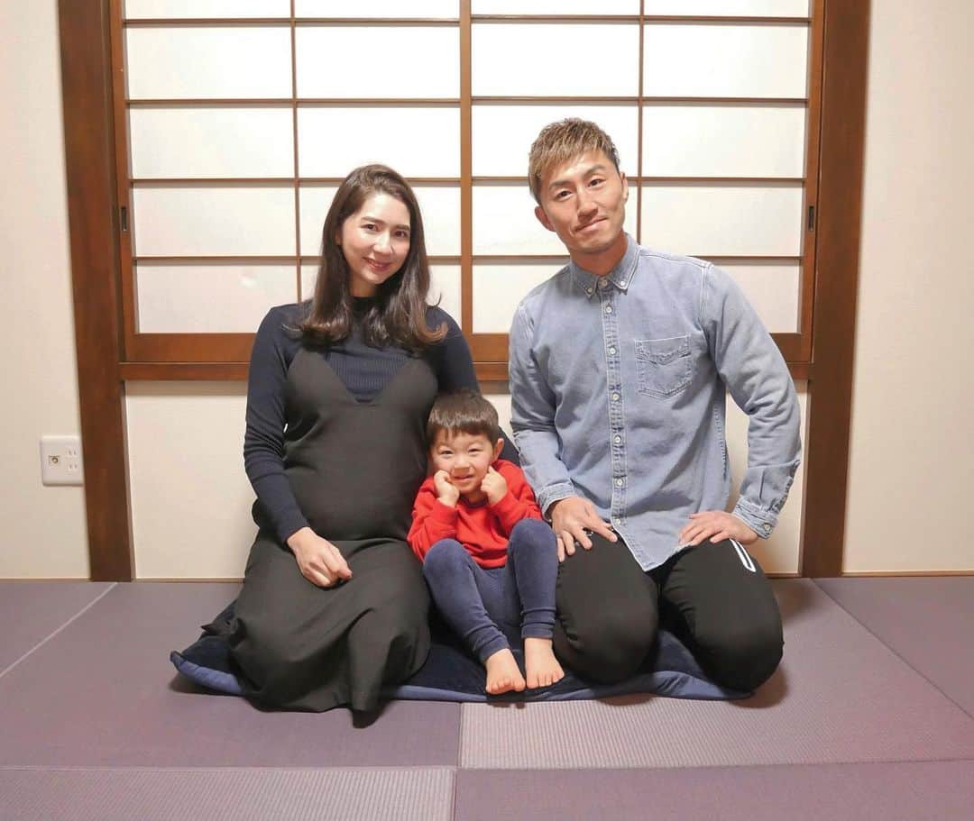 山崎秀晃のインスタグラム：「謹賀新年🎍おめでとうございます。 今年は自宅にて嫁お節でゆっくりです👨‍👩‍👧‍👦 本年もどうぞよろしくお願い致します。 #元旦 #正月 #2021 #家族 #妊婦」