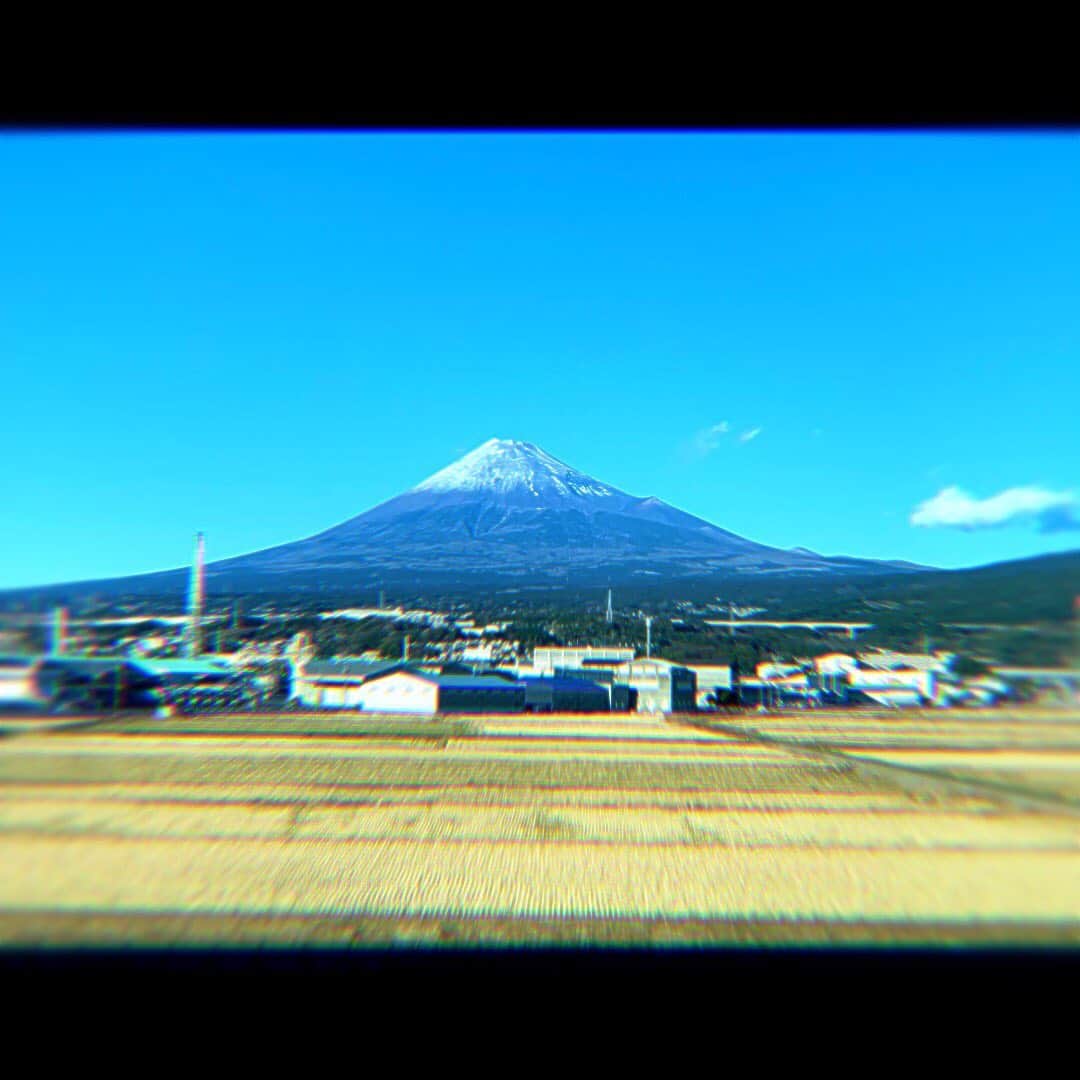草川瞬のインスタグラム：「A Happy New Year﻿ ﻿ 2021年﻿ 明けましておめでとう御座います！﻿ ﻿ 2020年は世の中が変わらざるを得ない1年となり﻿ 自分の中でも考えや行動も変わっていきました﻿ ﻿ 今年は良い方向へ向かい﻿ 世の中が健康と笑顔の溢れる1年になるよう願い﻿ 個人としても楽しんでもらえる音楽を多く生み出し﻿ 届けていけるよう頑張っていきたいと思います﻿ ﻿ 今年もどうぞ宜しくお願いします」