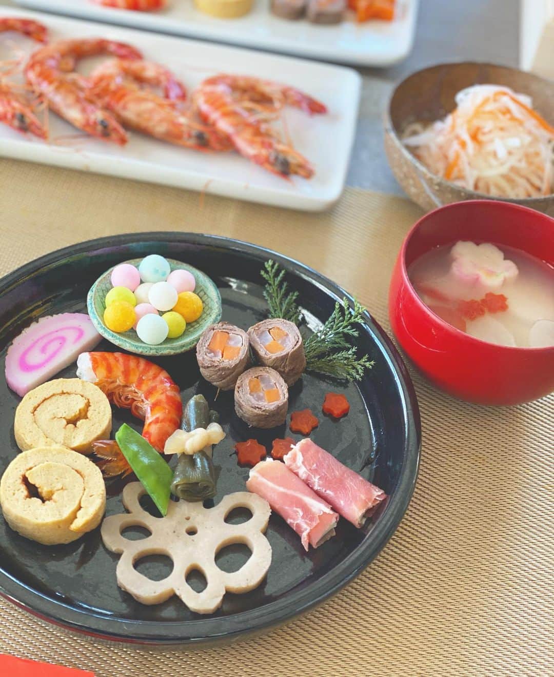 田中涼子のインスタグラム：「あけましておめでとうございます⛩  子ども用にプレート作ってみたけど ヨーグルトとおにぎり食べてた😂あはは。。  お料理、盛り付け、テーブルコーディネート、とーっても素敵な昔から憧れている方がいて見習って頑張ってみたいけど私はなかなかセンスが無くて。。 子どもぽいというか、、 今年は１ランク上げられるように何事も頑張ってみようかな⭐︎  #2021元旦 #子育てママ」