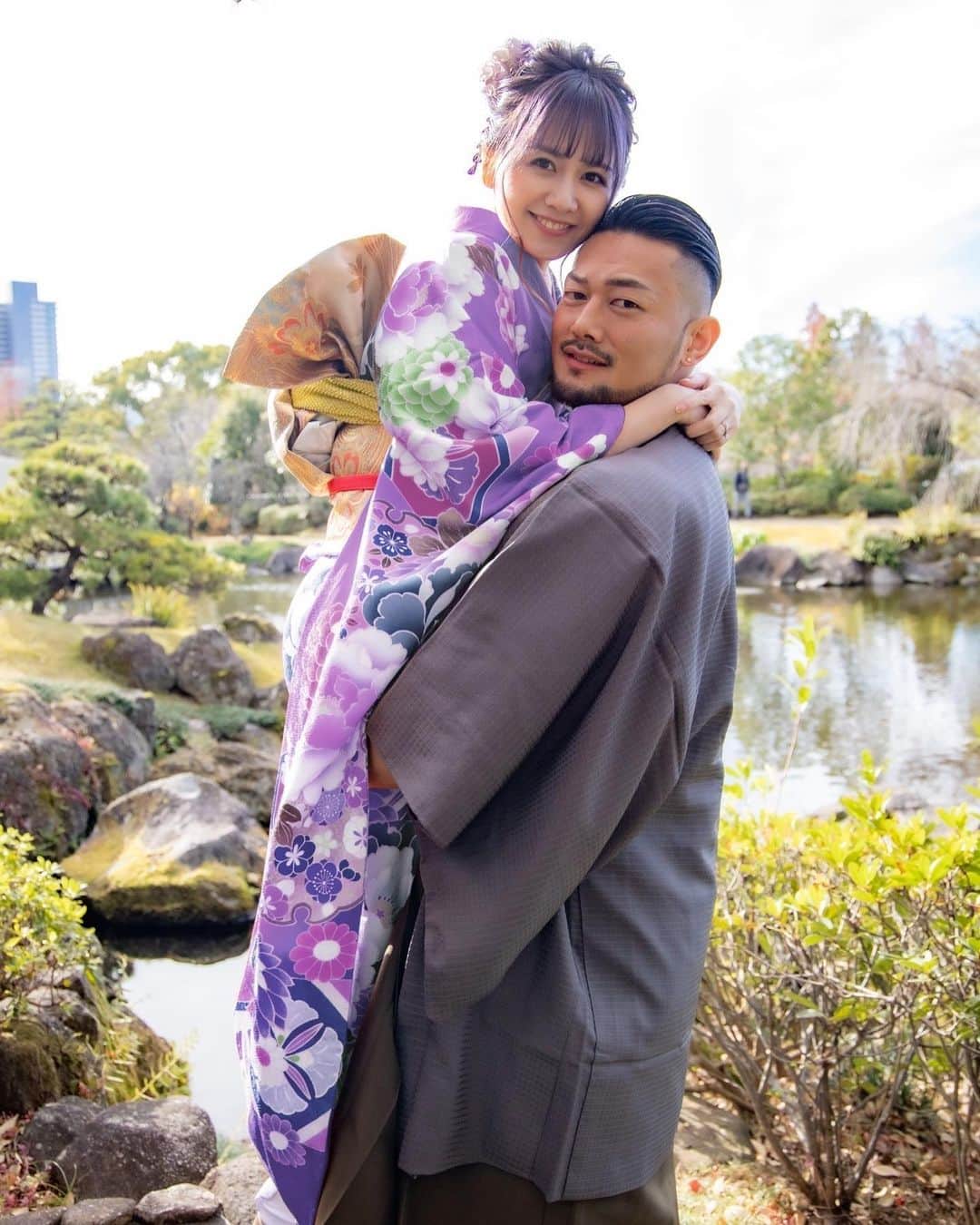 のインスタグラム：「【ご報告】  新年明けましておめでとうございます、今年も宜しくお願い致します🙏  いつもたくさんの熱い応援ありがとうございます‼️ この度皆さんにご報告させていただきます。  私、愛鷹亮はかねてよりお付き合いしていた佐藤すみれさん（ @sumiresato_official ）と結婚したことをここで皆さんにご報告させていただきます。 お互いの理解を深めていく中で、彼女となら様々なことを共有しながら、どんな困難も乗り越えていけると確信しました。  昨年１年間は怪我に悩まされたり多くの壁にぶつかり挫けてしまいそうになったこともありましたが彼女と出会い、彼女の力強く生きる姿勢に自分も元気を貰い今は今年の次戦に向け以前同様、またそれ以上のモチベーションで日々の練習に励むことができています‼️  そして彼女のお腹の中には新しい命がいます👶 これから産まれてくる我が子のため、家族のため、そして応援してくれるファンの皆さん、スポンサーさん仲間の皆のために。 1人の格闘家として1人の男として1人の父親としてより一層精進していく所存です。 必ずK-1のベルトを巻きます。  3人で幸せな暖かい家庭を築いていきます。  またこれから俺達家族のことを皆さんにもっと知ってもらいたく家族チャンネルを開設しました👍 『すー鷹ふぁみりぃ。』 良かったら覗いてみてください🤝 ※URLはストーリーへ  今後とも愛鷹家、家族共々どうぞ宜しくお願い致します‼️ よし、もっと強くなるぞ！！！  #明けましておめでとうございます #今年も宜しくお願いします #結婚しました #父になりました」