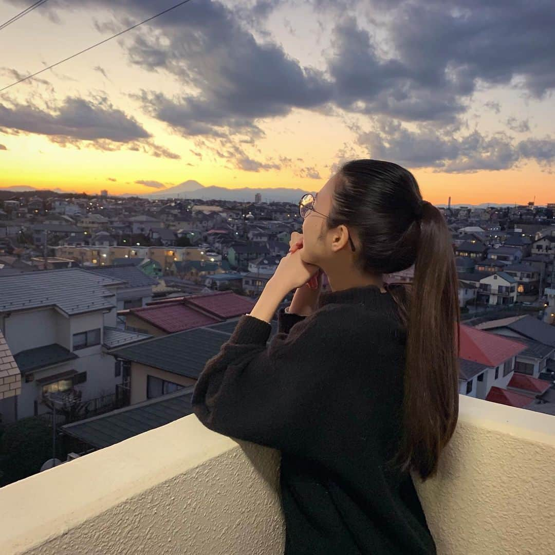 長見玲亜さんのインスタグラム写真 - (長見玲亜Instagram)「あけましておめでとうございます🌅  今年はお家で静かに過ごしています！毎日寒いので、暖かくして風邪ひかないように気をつけましょうね☃️  今年もよろしくお願いします。 #jins #glasses #ponytail #sky #fuji」1月1日 17時37分 - rea_nagami_official