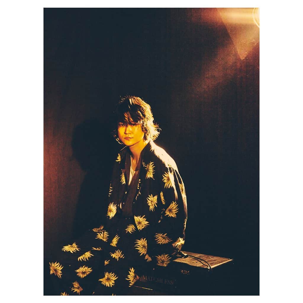 高津戸信幸のインスタグラム：「明けましておめでとうございます Instagramをいつも見てくださりありがとうございます 長年のお付き合いの方も昨年出逢えた方も 沢山の応援を頂き、とても力を頂いてます。  皆様にとって2021年は、 とてつもなく陽気で歓喜溢れますように 私も皆様の、喜びの一部になれるように頑張ります。  @calee_official 素敵な写真を撮って頂きました SOLPABLOのHPで使わせて頂きます プロフィール欄リンクから是非観て頂けると嬉しいです  本年も宜しくお願い致します。  #solpablo #calee #cal #2021ss #tokyo」