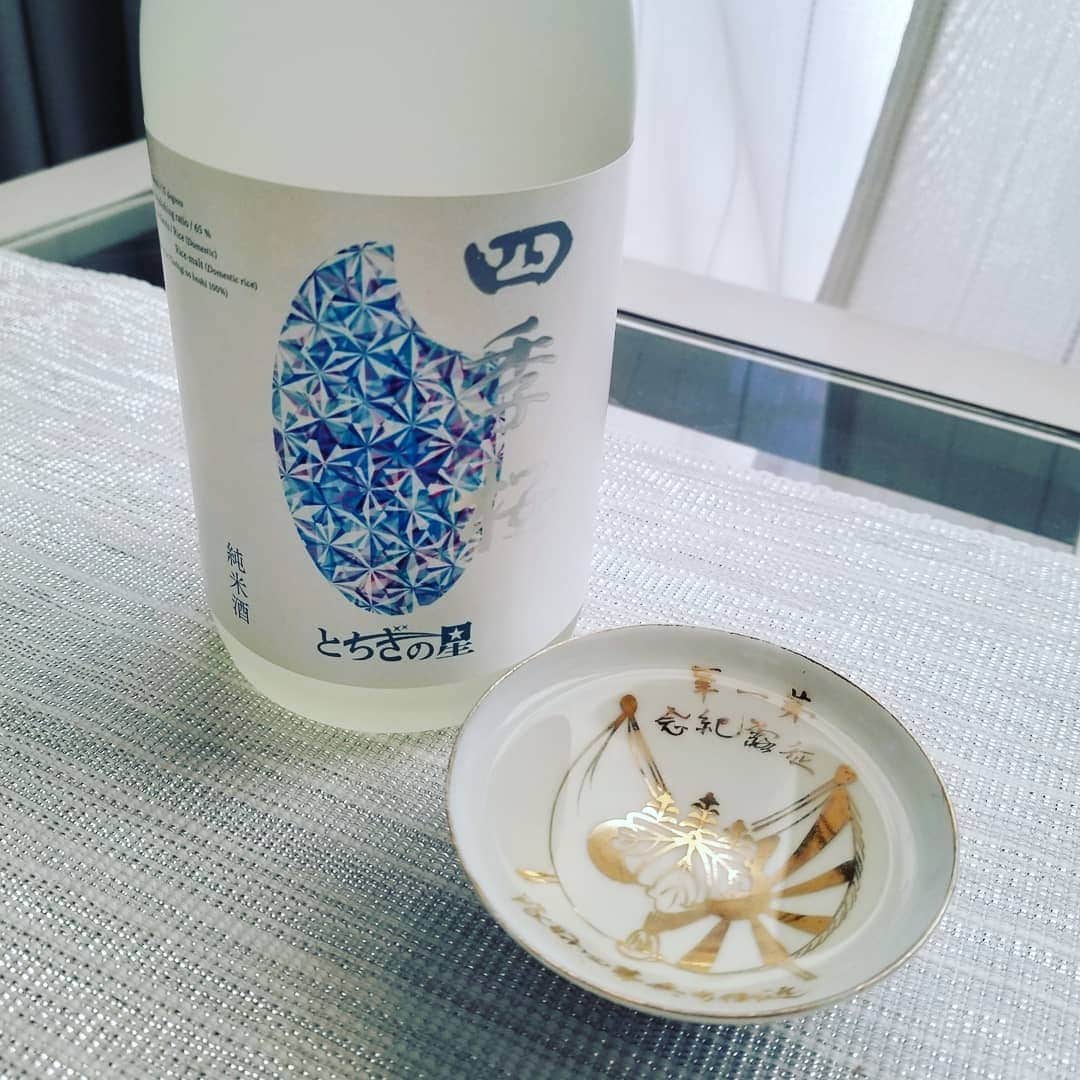 のインスタグラム：「年越しジャンプからは回復したものの日本酒を飲みすぎて気分が悪いです(美味しいのは確かです)。  オーディオブック絶賛発売中です。ぜひ。  https://books.j-cast.com/book063/2020/12/29014053.html?s=06  #イビツナリ」
