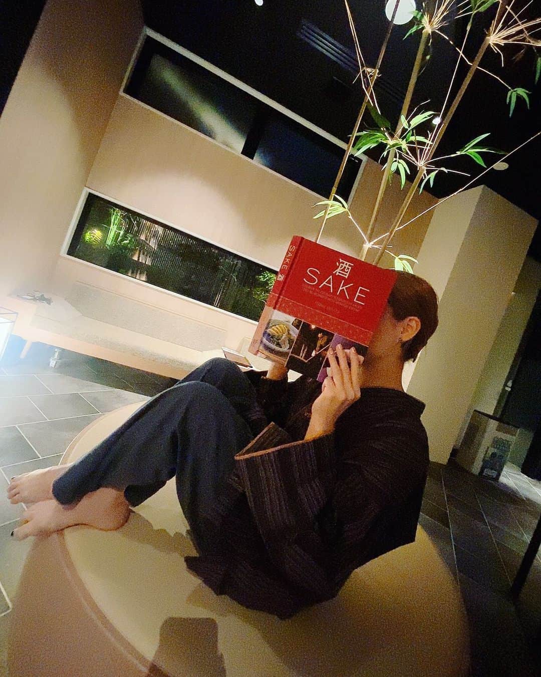 Rilyさんのインスタグラム写真 - (RilyInstagram)「今年の目標の一つ "たくさん本を読む事"📚✨ ． ． ． #リリイブキの休日#京都#女子旅 #本#📚」1月1日 17時51分 - rily_burlesque
