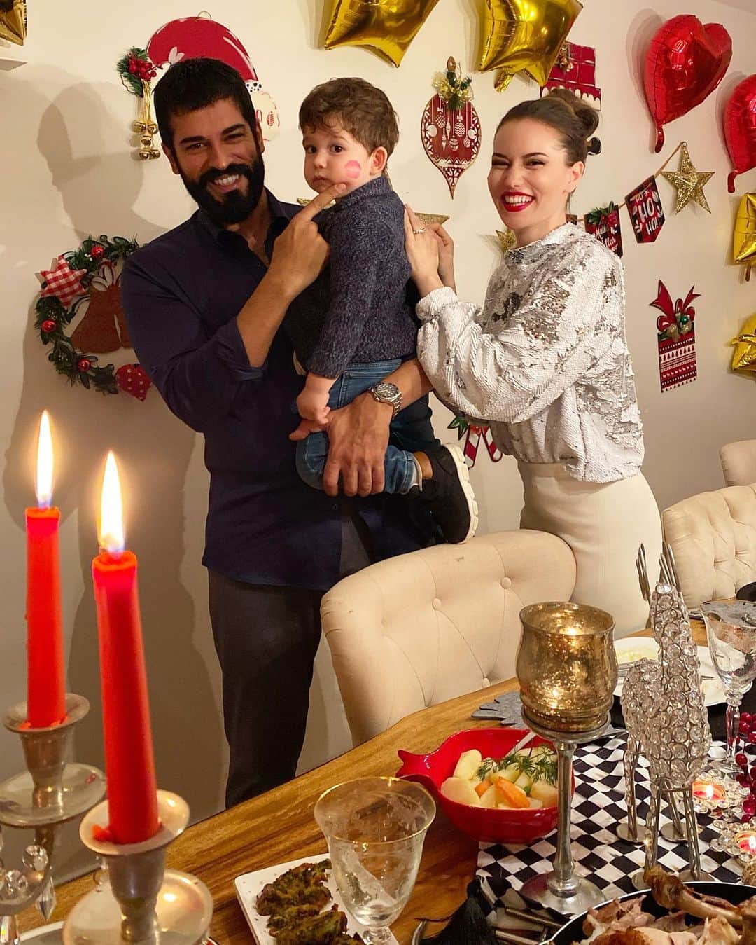 Fahriye Evcenさんのインスタグラム写真 - (Fahriye EvcenInstagram)「Mutlu Yıllar herkesee.. 🥳 💋💋💋#sağlıklagel2021 💫🎁」1月1日 17時44分 - evcenf