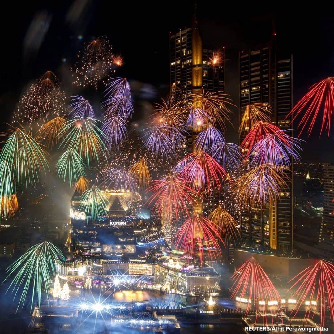 ABC Newsさんのインスタグラム写真 - (ABC NewsInstagram)「Fireworks explode over Chao Phraya River during the New Year celebrations in Bangkok, Thailand. #newyear #bangkok」1月1日 17時44分 - abcnews