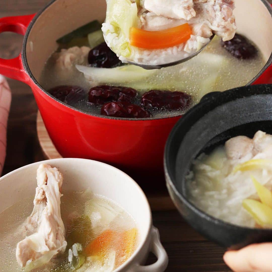 アルペンザルツ公式Instagramのインスタグラム：「レシピあり🐓 「手羽元サムゲタン」の作り方 * 明けましておめでとうございます！ 本年も美味しいレシピをお届けします！ . . 手羽元で作る簡単サムゲタンです。 具材を入れて煮込むだけで完成！ 身体の芯から温まる一品です♪ * * 今回のレシピは、 @moaiskitchen さんに作ってもらいました！ * [モアイズキッチンさんからのワンポイント] 手羽元に切り込みを入れることで、 お肉が食べやすく仕上がります。 * 肉に塩、胡椒をつけて食べるとより美味しく召し上がれますよ。 * * ぜひ参考に作ってみてくださいね！ * * * ∴♔∴∴♔∴ Ⓡ Ⓔ Ⓒ Ⓘ Ⓟ Ⓔ ∴♔∴∴♔∴ * 「手羽元サムゲタン」 * 【材料】 もち米…大さじ5 手羽元…8本 長ネギ…1本（斜め切り） 人参…1/4本（短冊切り） にんにく…2かけ（つぶす） 生姜…2かけ（スライス） なつめ…7個 水…1000ml アルペンザルツ…適量 胡椒…少々 * * 【作り方】 ①もち米は洗って浸漬する。野菜の下処理をする。 * ②手羽元は骨に沿って切り込みを入れ、アルペンザルツ、胡椒で下味をつける。 * ③鍋に1、2、なつめを入れ、中火で煮込む。灰汁が出てきたら取り除き、弱火で鶏肉がやわらかくなるまで煮込む。（目安40分） * ④アルペンザルツで味を調整する。 * * #アルペンザルツ #塩 #美味しい塩 * #今日のごはん #手作りごはん #簡単レシピ #おかず #レシピ #食卓 #節約 #献立 #家庭料理 #節約生活 #自炊 #ランチ #家ごはん #時短レシピ #簡単レシピ #おいしい #料理 #美味しい #おうちごはん #手作り料理 #手料理 #料理好きな人と繋がりたい」