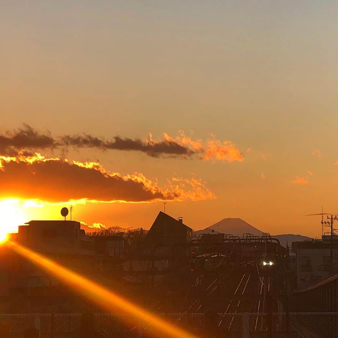 岡峰光舟のインスタグラム：「新年おめでとうございます。 2021年初ランニングチャンス。 日の入りと富士山バッチリ🏃‍♂️💨🗻🌇」