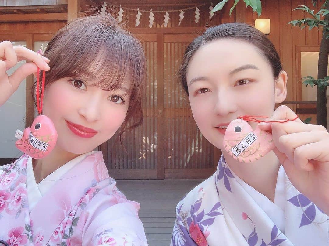 下薗なおこのインスタグラム：「新年明けましておめでとうございます🎍 たくさん載せてしまった😹 今年もどうぞよろしくお願いします🐮🌅 ※時差投稿　撮影時のみマスクを外しています👭 #着物　#japanesegirl #japaneseculture #kimono #新年」