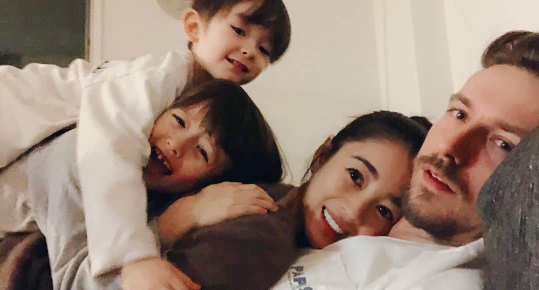 大桑マイミのインスタグラム：「familysand〜　🥪 今年もよろしくお願い致します。  もうすでに　正月太り。古代米の発芽玄米もちが美味しすぎて体が重ーい🧘🏻‍♂️ ３日から頑張りまーす。 運動も今年はがんばりまーす。 皆んなにあいたいな。🤍🤍🤍🤍🤍🤍」