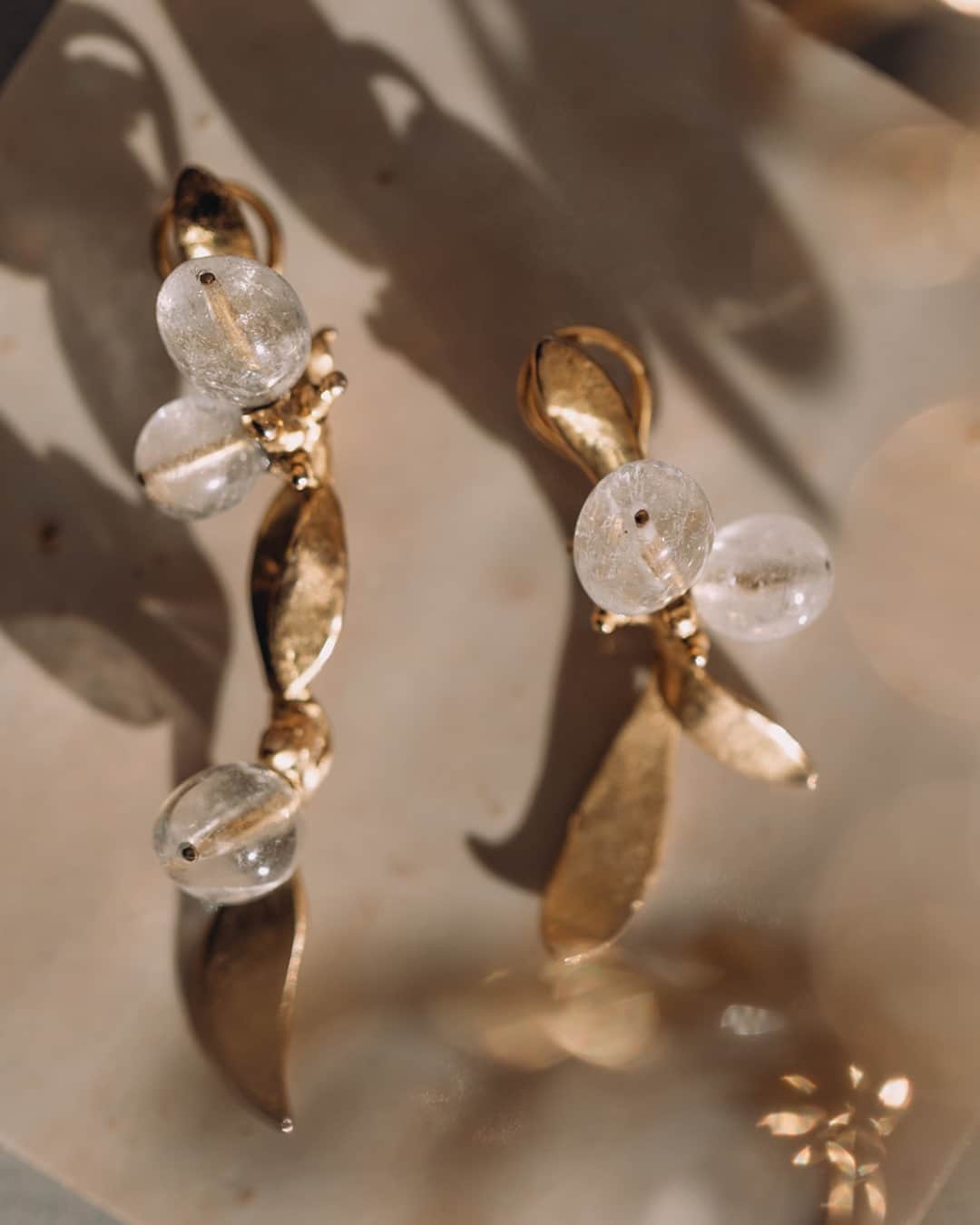 グーセンス パリのインスタグラム：「MISLETOE earrings from our collection with @harumiklossowskaderola to wish you the best for 2021 . . 📷 by @alix.marnat」