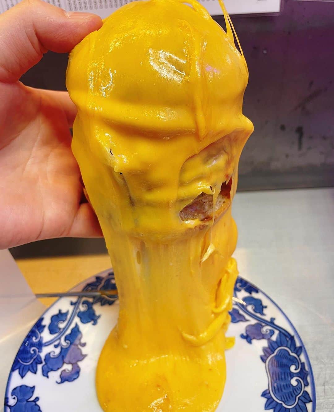 リンリンさんのインスタグラム写真 - (リンリンInstagram)「[中目黒　#bells_nakameguro]conver cheeseバーガー(1330円)😍チーズ好きにオススメ‼️チーズたっぷりのハンバーガーやホットドッグが食べられるお店🍔まだ全然知られてないよ‼️チーズトロトロ動画3枚目。チーズビヨーン動画4枚目 ⚠️English、the lowest 👇⚠️  . 中目黒の路地裏にオープンしたホットドッグ専門店🌭こちらはヴィーガンメニュー(非動物性ソーセージと宗教上の制約が少ない鶏肉を主原料にしたソーセージ)が豊富なんです😊 . 今回その中でインパクト絶大の上記商品を注文👍 . 目の前で通常のお店の3倍の量のチーズを目の前でかけてくれるんです🥺‼️‼️‼️(動画3枚目)ワクワク感が止まらなくなります✨ . 分厚いハンバーガーにビーガンパティが3枚もサンド‼️雑穀米やお豆などをプレスして作られている為お肉を食べてるって感じはしないですが、食感も面白いしボリューム凄いですが女子でもペロリ😋と食べれちゃいます . 店内は紫を基調としてオシャレだし、スタッフさんの接客も丁寧で最後まで気持ち良く入れると思います😊 . チーズ好きは必見のフードなので気になる方は是非☺️❤️ . ⚠️<要注意>⚠️ お肉をガッツリ食べたい‼️って方は合わないかも。 —————📍〜お店情報〜📍—————— ＜店名と最寄駅＞ ホットドッグ＆シェイク ベルズ　中目黒駅から徒歩6分。 . 🏠<住所＞ 東京都目黒区上目黒2-44-16 1F . ⏰<営業時間＞ 11:30～21:00（L.O20:45） . 🗓<定休日> 公式アカウントを要チェック . Conver cheese burger (1330 yen) 😍Recommended as you like with cheese ‼🍔 ️ ️ ️ ️ . Hotteok restaurant opened in the alley of Nakameguro 🌭 This is a wide variety of sausages (mainly made from chicken with few religious restrictions and non-vivorous sausages) 😊 . This time, I ordered the above-mentioned product with the largest impact 👍 . You can't stop feeling excited when you see three times as much cheese as a regular store 🥺‼ ️ ‼ ️ ‼ ️ (third video) ✨ . It's made with thick handkerchiefs and 3 pieces of hiccups ‼ ️ It doesn't feel like eating meat because it's made with rice and beans, but the texture is interesting and the volume is amazing for girls as well. . The interior of the restaurant is fashionable based on purple, and the service of the staff is polite, so you can enter comfortably until the end😊 . Cheese lovers are a must-see item, so if you're interested in it, be sure to ☺️❤️ . ⚠ ️ < 要 注意 > ⚠ ️ If you want to eat meat in a big way ‼️, it may not suit you. ————📍 Shop Information 📍 ———- <Store name and nearest station> A 6-minute walk from Nakameguro Station in Hot Tteok & Shake Hels. . 🏠<address> 2-44-161F Kamomeguro, Meguro Ward, Tokyo . ⏰<business hours> 11 : 30 ~ 21 : 00 （ L . O 20 : 45 ） . 🗓<regular holidays> Check your official account」1月1日 18時00分 - rinrin99999