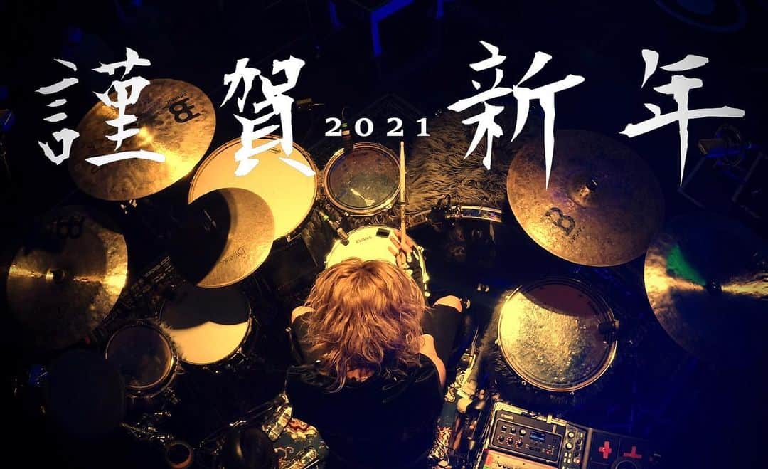 Tatsuya Amanoのインスタグラム：「明けましておめでとうございます🌅﻿ ﻿ 2021年は自分自身、そして皆んながさらにエキサイト出来る様に磨きかけてくでー！🔥﻿ ﻿ Happy New Year!﻿ I hope we can touring in your country this year!🤘🏻﻿ ﻿ ﻿ #あけおめ﻿ #今年もよろしくね」