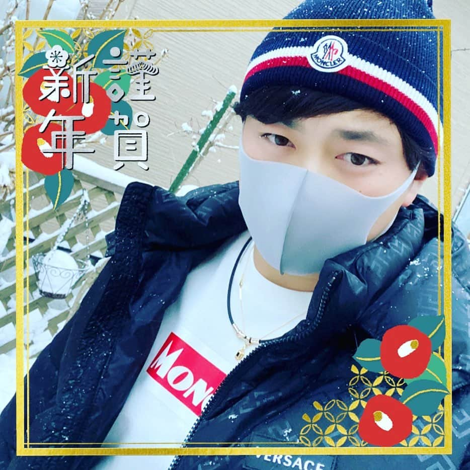 成田翔さんのインスタグラム写真 - (成田翔Instagram)「あけましておめでとうございます㊗️  今年は勝負にこだわって、チームにしっかり貢献できるように頑張っていきます！！  今年もご声援よろしくお願いします！  #成田翔  #千葉ロッテマリーンズ」1月1日 17時53分 - kakeru_41