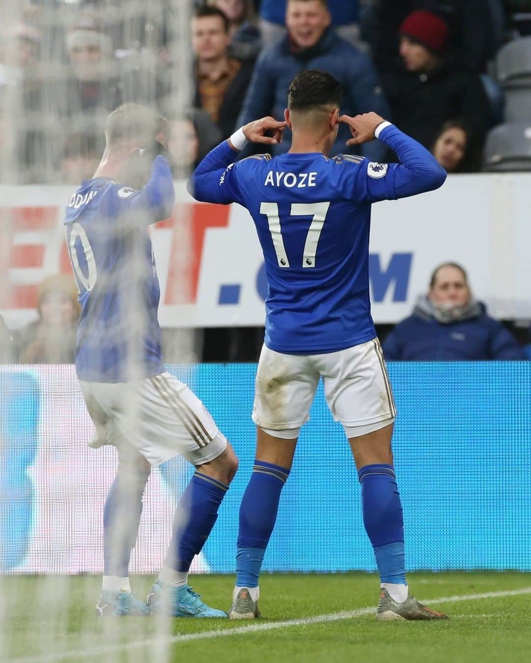 レスター・シティFCさんのインスタグラム写真 - (レスター・シティFCInstagram)「@ayozepg ⚽️ @madders ⚽️ @hamzachoudhury11 ⚽️  #OnThisDay last year in #NewLei! 🎇」1月1日 17時56分 - lcfc