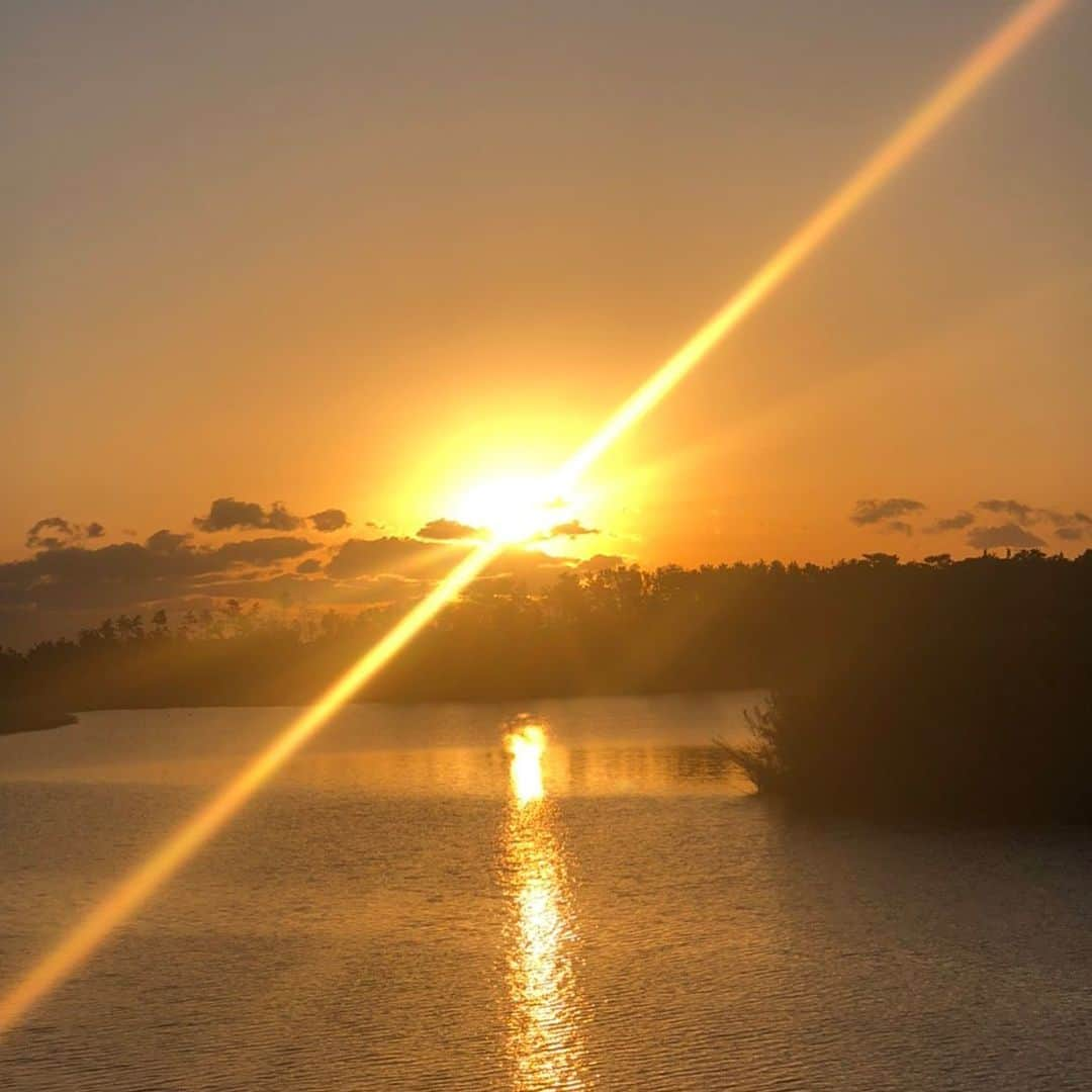 千葉アリサのインスタグラム：「明けましておめでとうございます🌅  雲をぬけてみられた　初日の出は ものすごい眩さでした。  今までにない　激動の一年を世界中が味わった 忘れられない2020年。  変化を促されるような中で、気づけたことこそ かけがえのないものなんだと思います。支えあえる存在に、今しかないこの時に　ありがとうでいっぱいです。  広い空と海をみて溶け込んでみると、あぁ　どこも ひとつに繋がってるねんよなーという感覚に包まれる🌍  2021年が、愛する人たち、世界中の人々にとって 暖かな愛と笑顔に満ちた健やかな年となりますように✨  まずはこの冬を乗り越えて、誰もが会いたい笑顔に なんぼでも会える日を描く　元旦🌈  本年も、どうぞよろしくお願い致します🙏💗  #謹賀新年　#happynewyear #sunrise #oneworld」