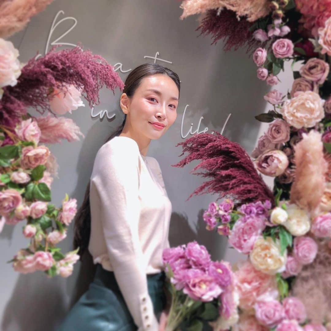 佐々木あさひのインスタグラム：「Happy New Year!! Wish you all the best for 2021😌🌍💖✨  明けましておめでとうございます。 じっくりと2020年に感謝をしながら過ごした大晦日、YouTubeでたまたまブッダの言葉を聞いてて（そんなこと初めてした）心に止まった言葉があったのでメモ。  “怒らないことによって怒りにうち勝て。 善いことによって悪いことにうち勝て。 わかち合うことによって物惜しみにうち勝て。 真実によって虚言の人にうち勝て。”  “水の中のスミカから引き出されて 陵の上になげすてられた魚のように この心は 悪魔の支配から逃れようとしてもがきまわる。 心は、捉え難く、軽々とざわめき 欲するままにおもむく。 その心をおさめることは善いことである。 心をおさめたならば、安楽をもたらす。”  捉え難く、軽々とざわめく私の心と 更に良い関係が築けるような穏やかな年にしたいな😌✨ 同じ言葉を1年後どのように受け取るのか 自分が楽しみ。  一緒に素敵な年にしていきましょう🌍💖 今年も宜しくお願い致します。  #newyear #2021 #元旦」