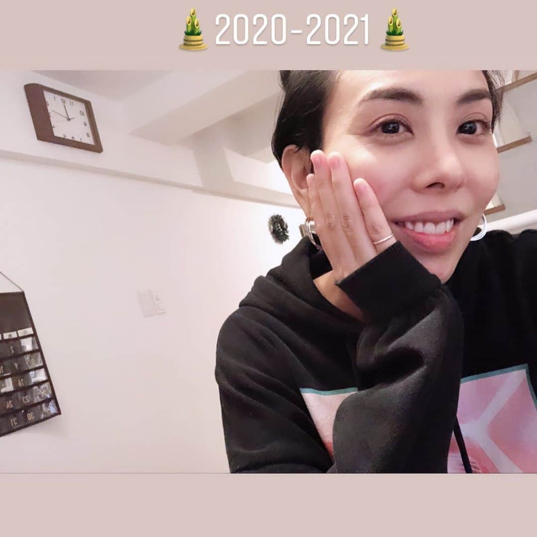 のインスタグラム：「明けましておめでとうございます。  今年のテーマはまだ考え中。  今日はゆっくり休んでいる！ いつぶり！？ってくらい 休んでいるーーー！！ おやつ作って休んでいるーーー！！  🎍今年もよろしくお願い致します🎍  #2021 #休み方忘れた #とりあえずメイクして #クレープ作った #何してんだ私」