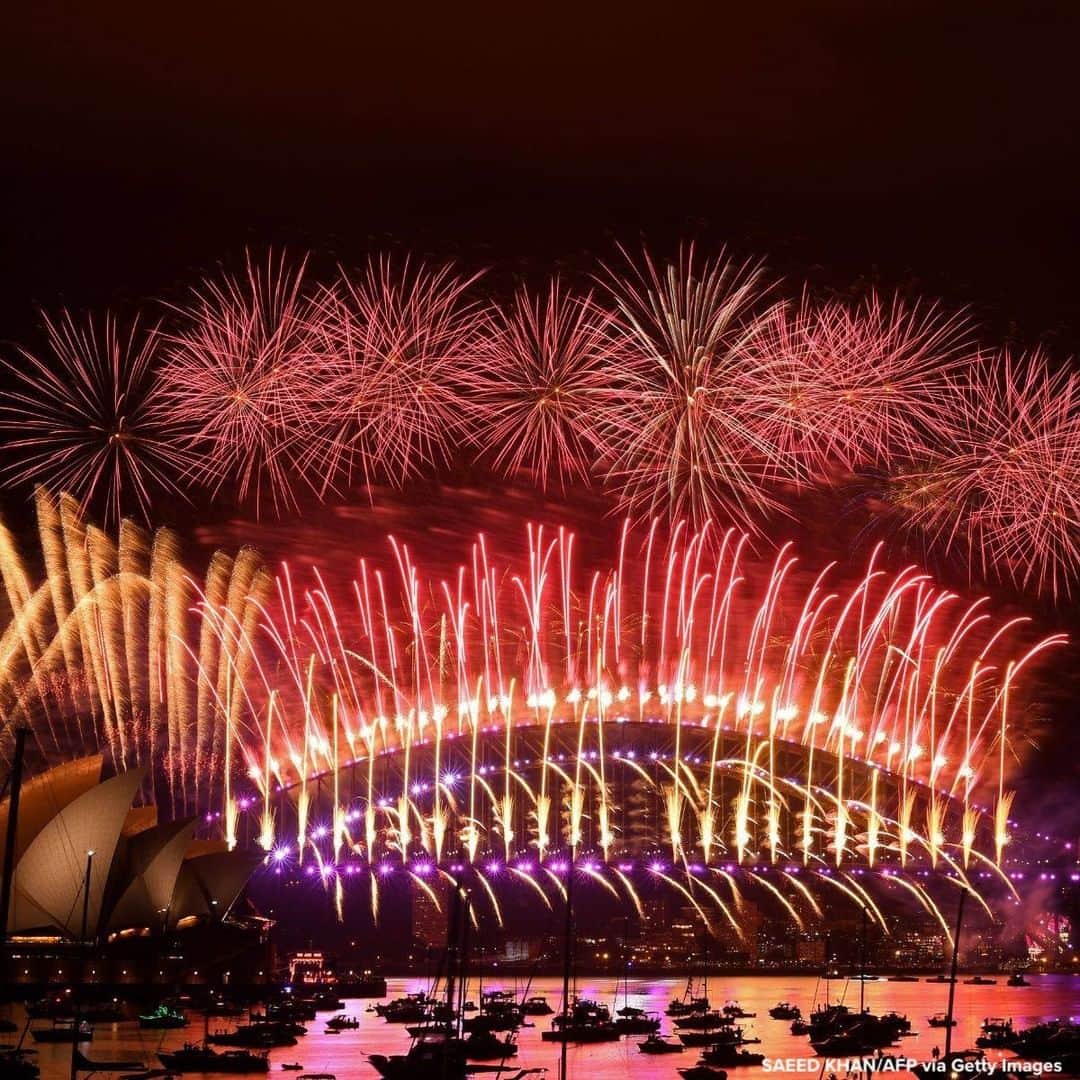 ABC Newsさんのインスタグラム写真 - (ABC NewsInstagram)「Fireworks erupt over iconic Sydney Harbour Bridge and Opera House during New Year celebrations. #sydney #newyear」1月1日 18時09分 - abcnews